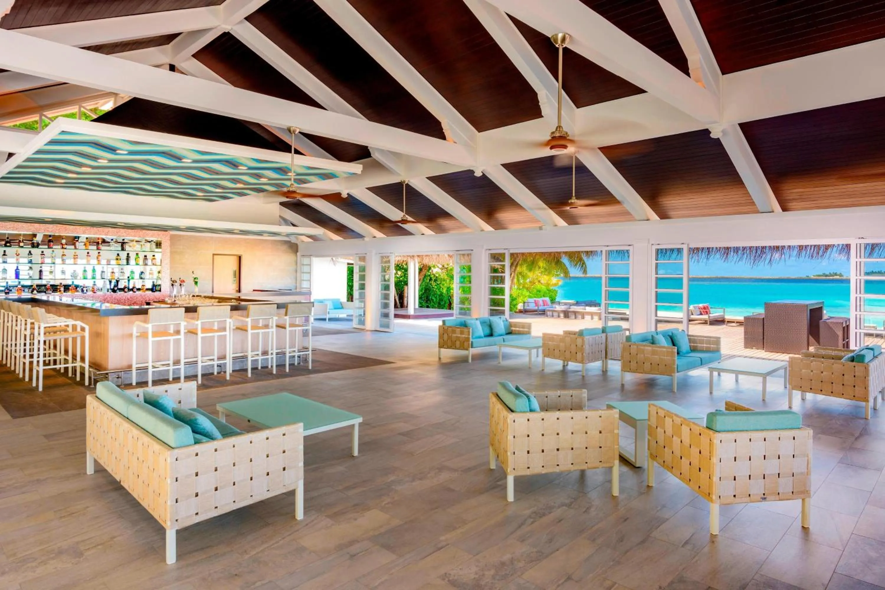 Lounge or bar in Sheraton Maldives Full Moon Resort & Spa