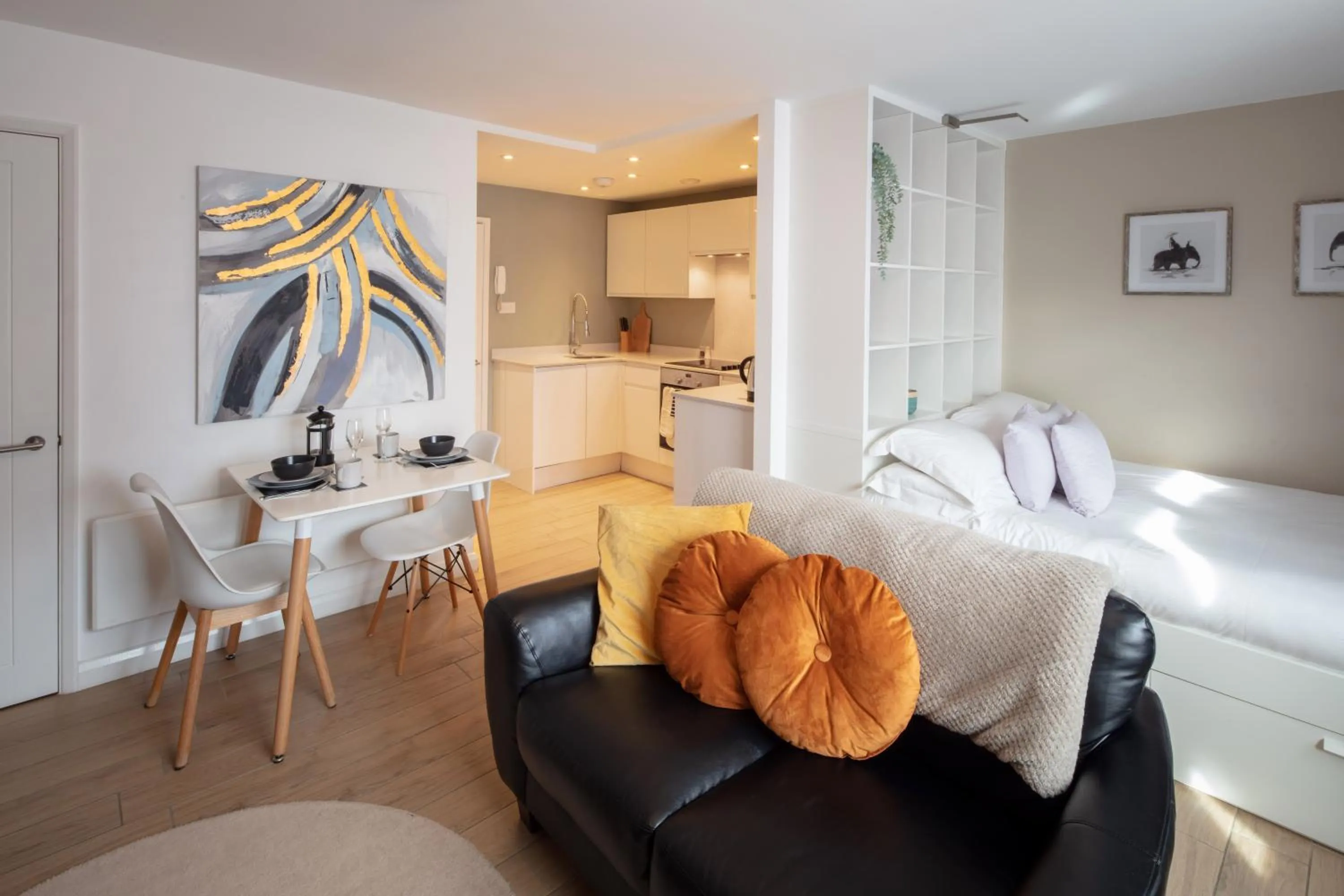 Photo of the whole room, Bed in Alison Court - Urban Apartments