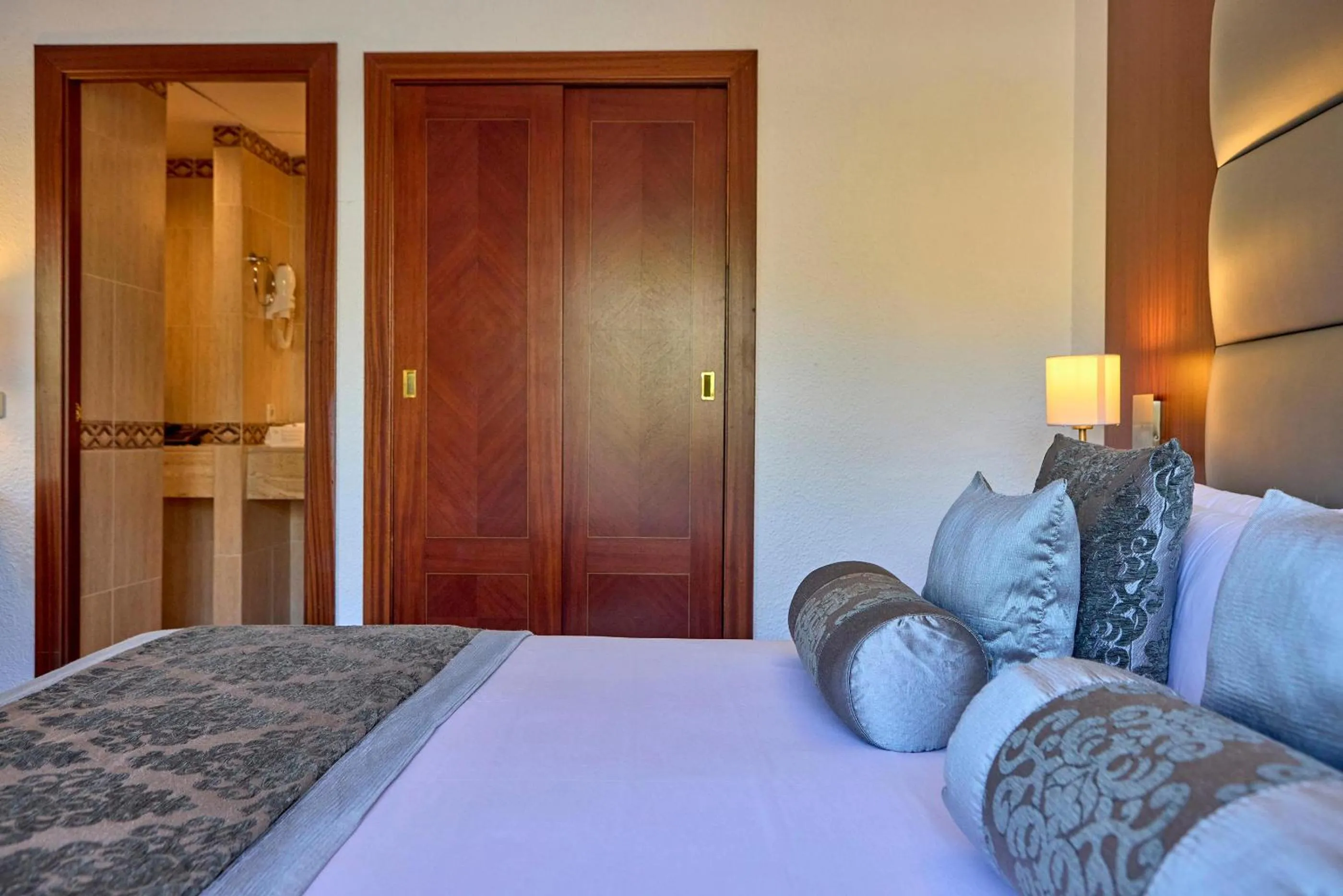 Photo of the whole room, Bed in Zafiro Rey Don Jaime