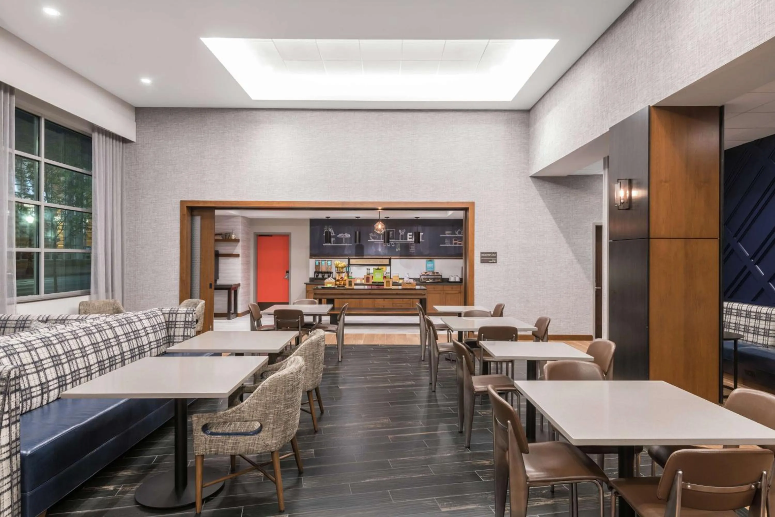 Breakfast in Hampton Inn & Suites Fort Wayne Downtown