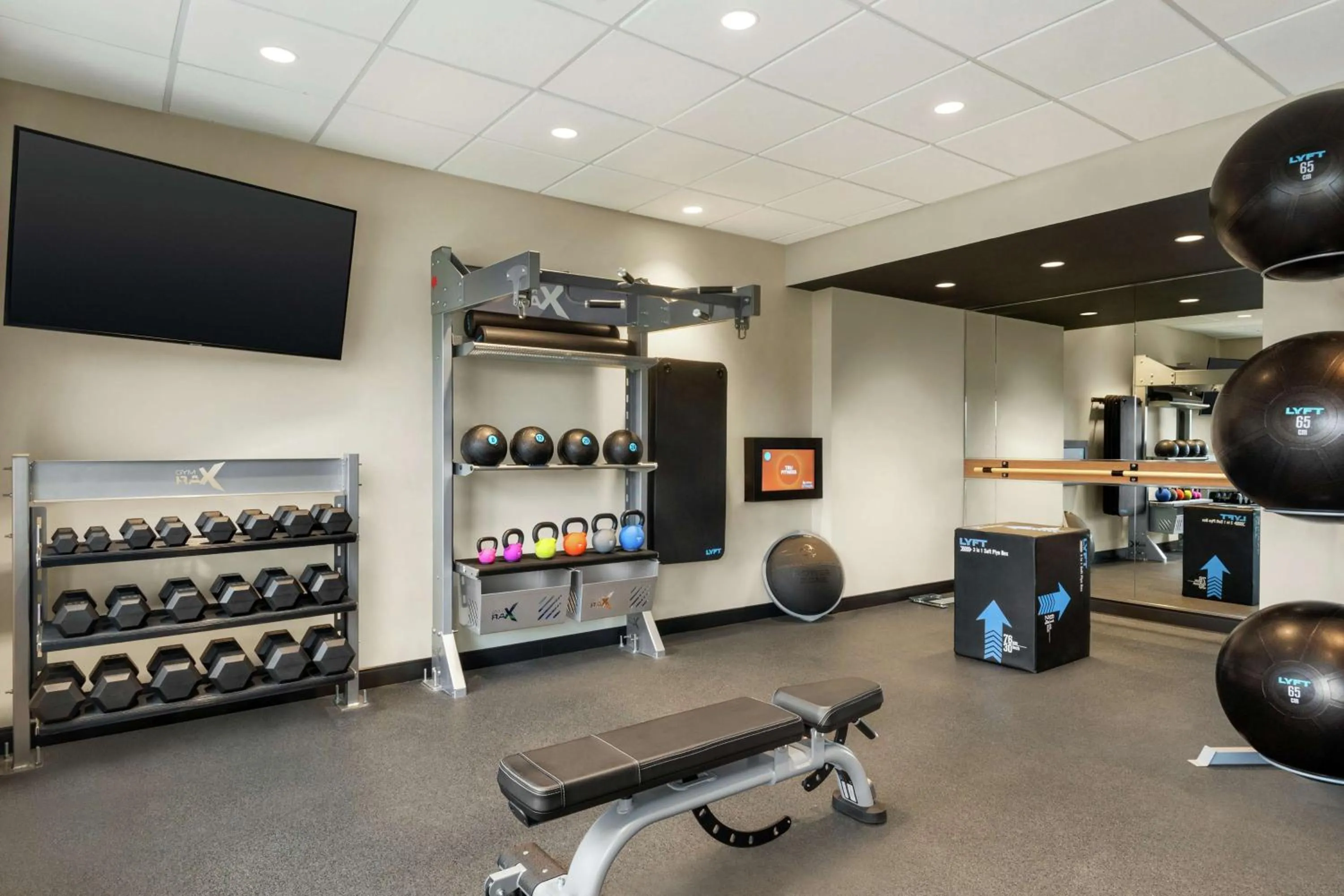 Fitness centre/facilities in Tru By Hilton Milwaukee Brookfield