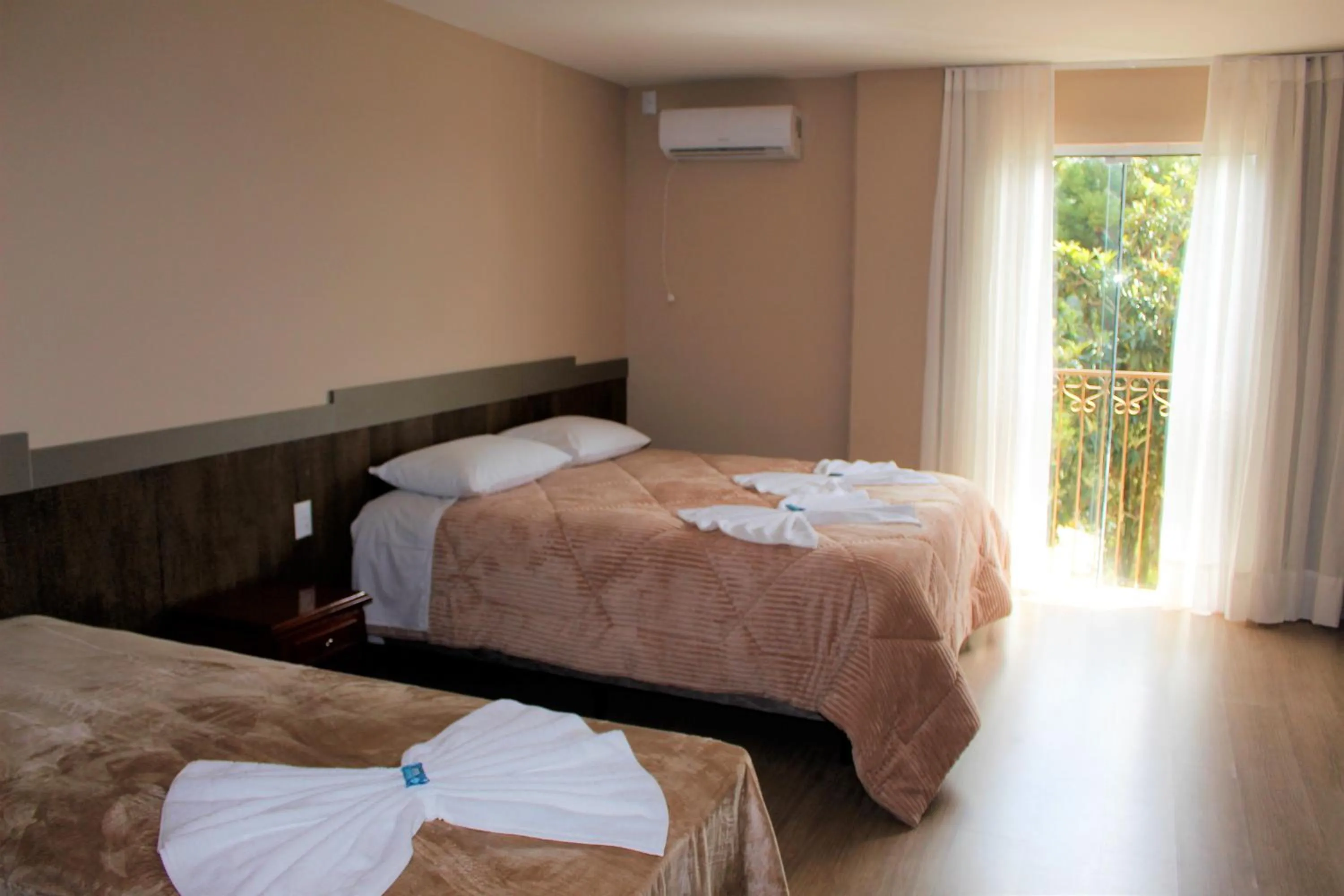Photo of the whole room, Bed in Pousada Essência Serrana Gramado