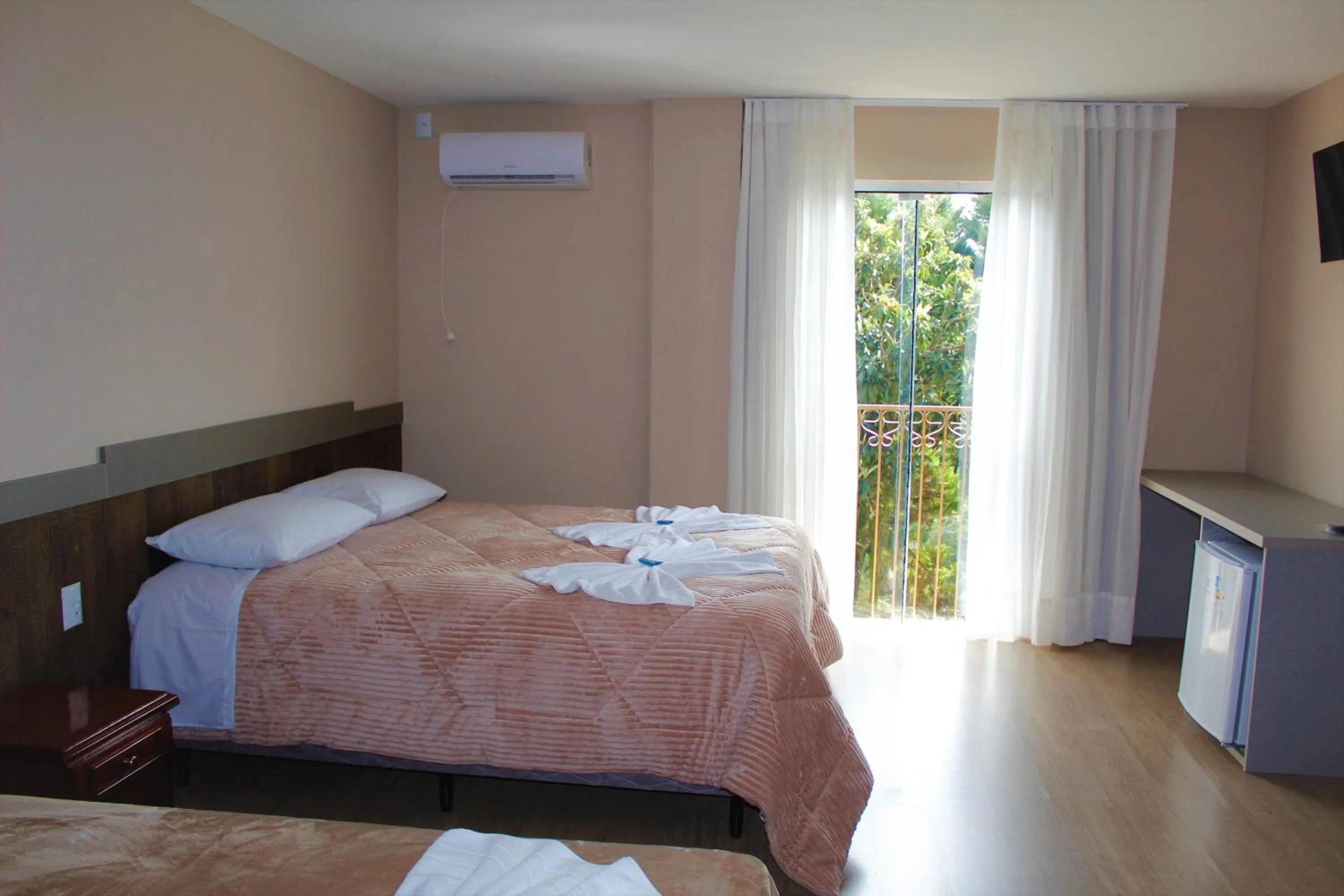 Photo of the whole room, Bed in Pousada Essência Serrana Gramado