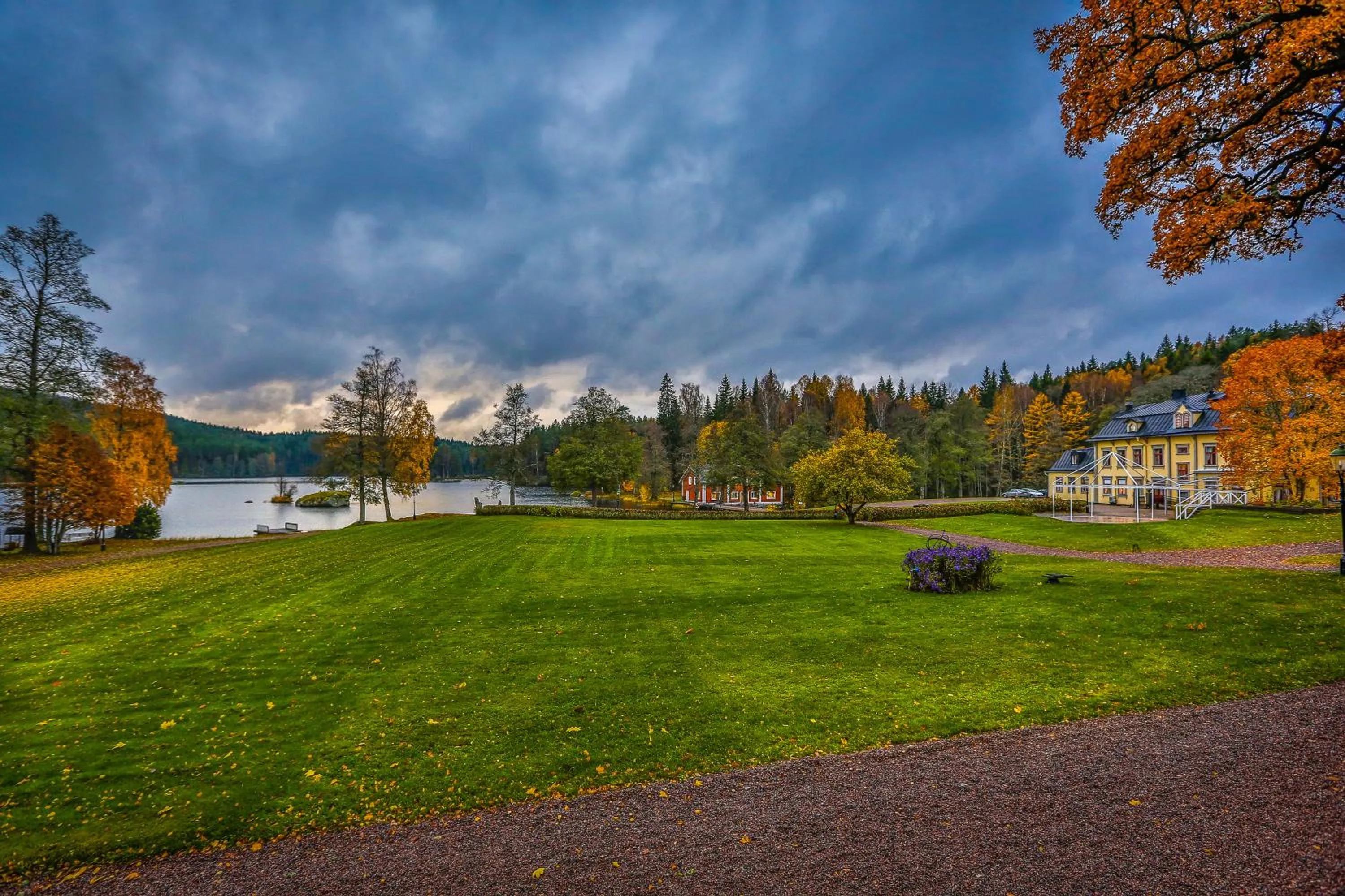 Garden view in Hennickehammars Herrgård