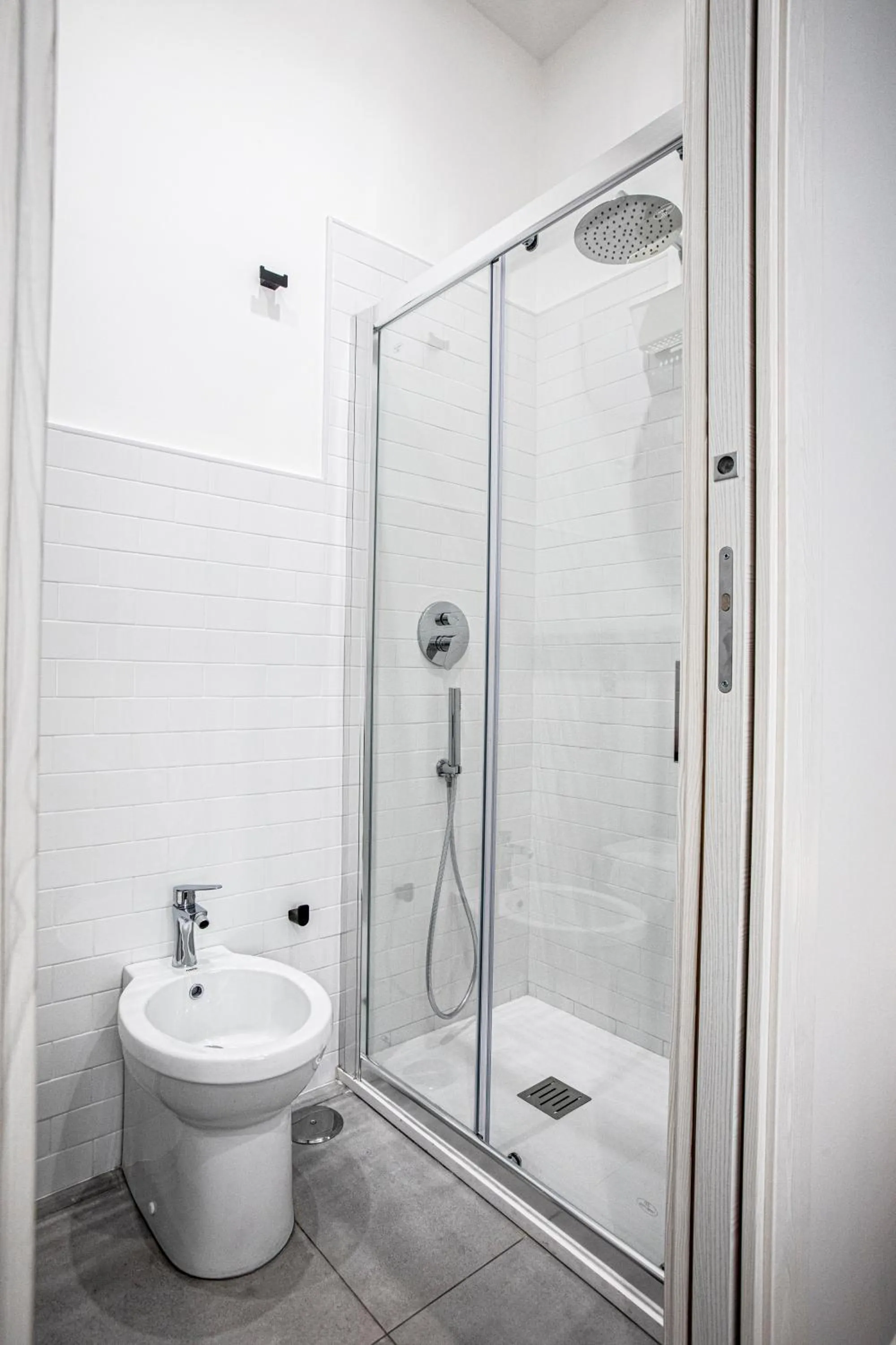 Shower in Garibaldi 136