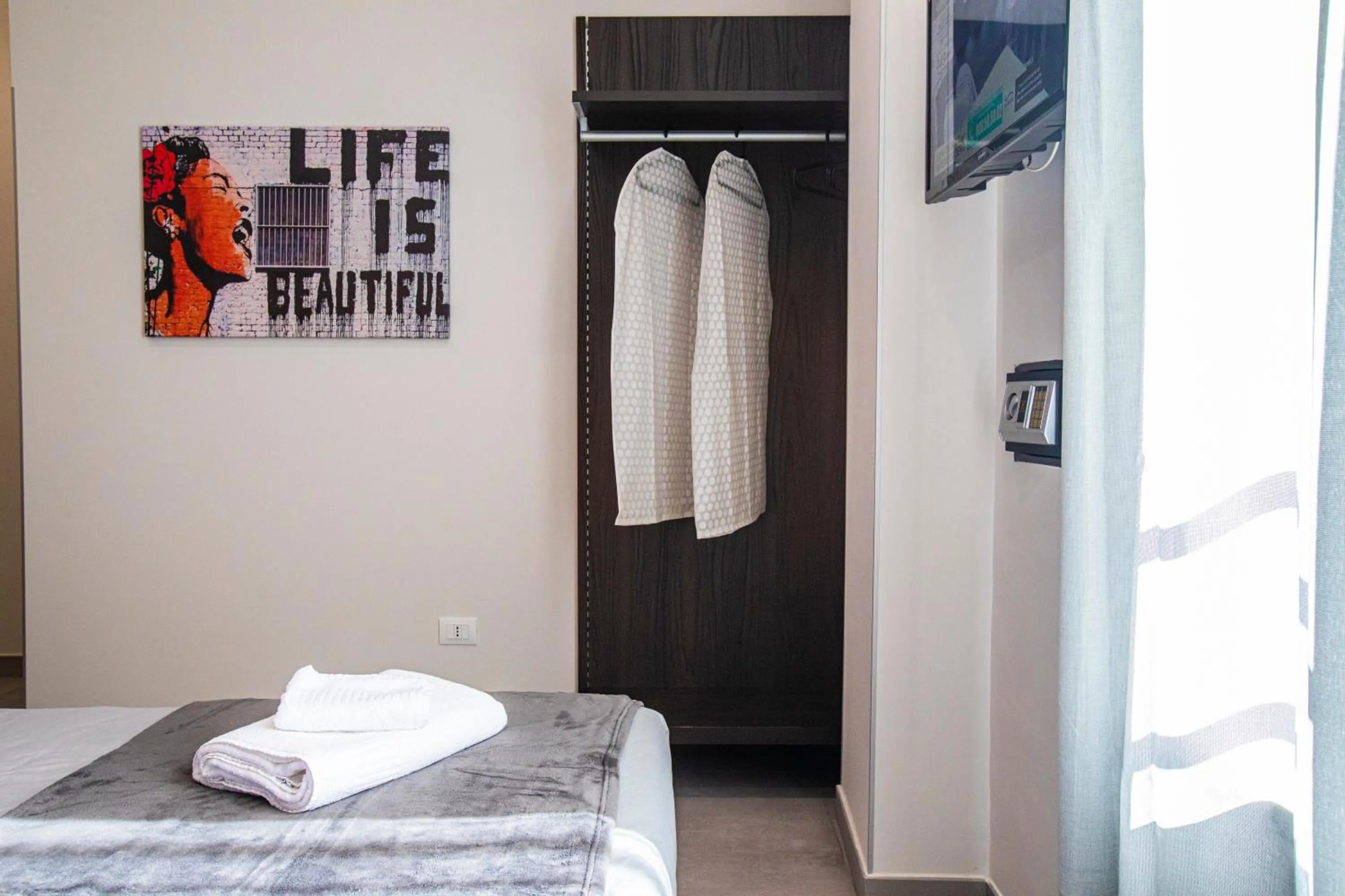 Bedroom, Bed in Garibaldi 136