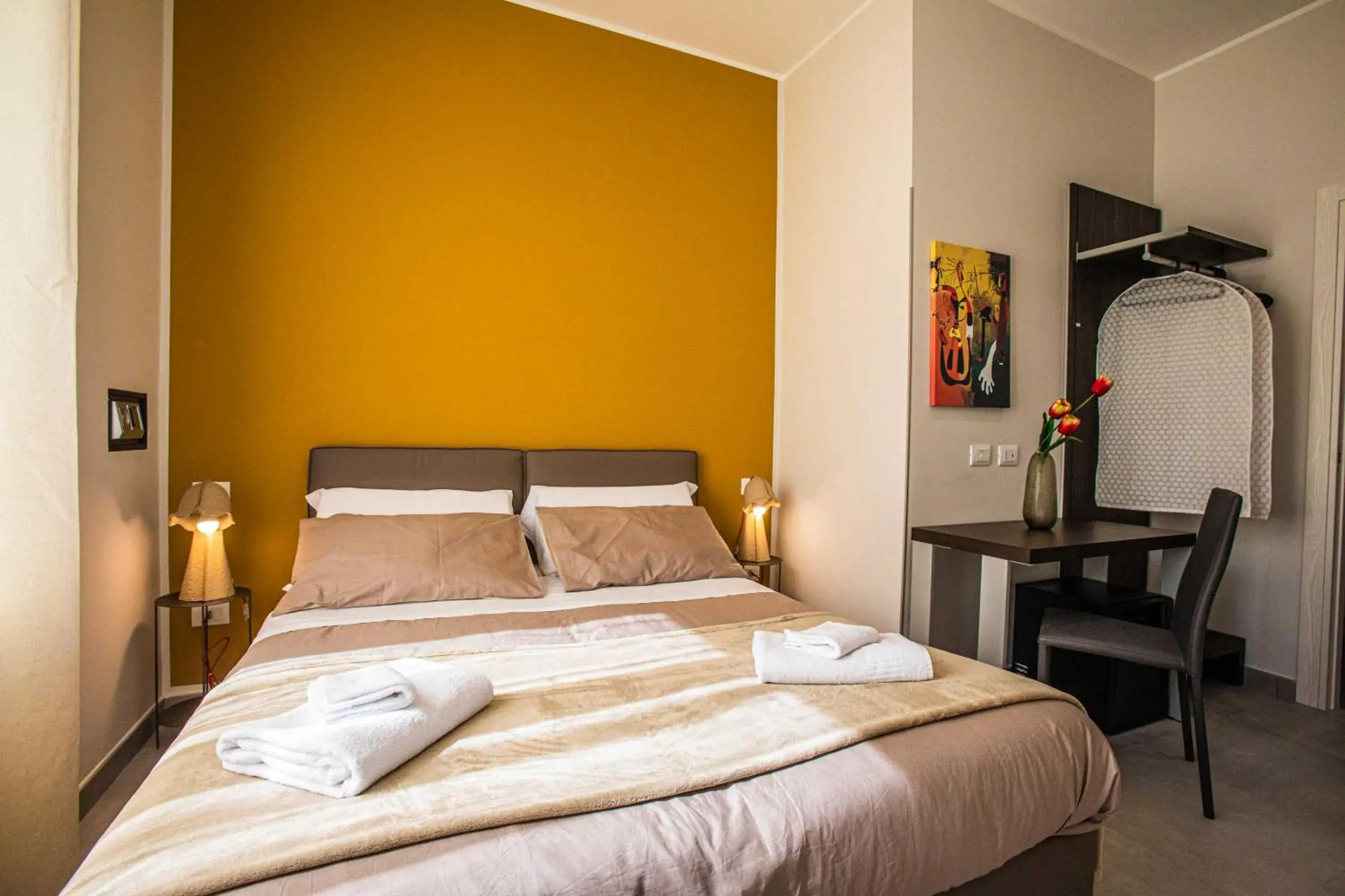 Double or Twin Room in Garibaldi 136 Double or Twin Room in Garibaldi 136