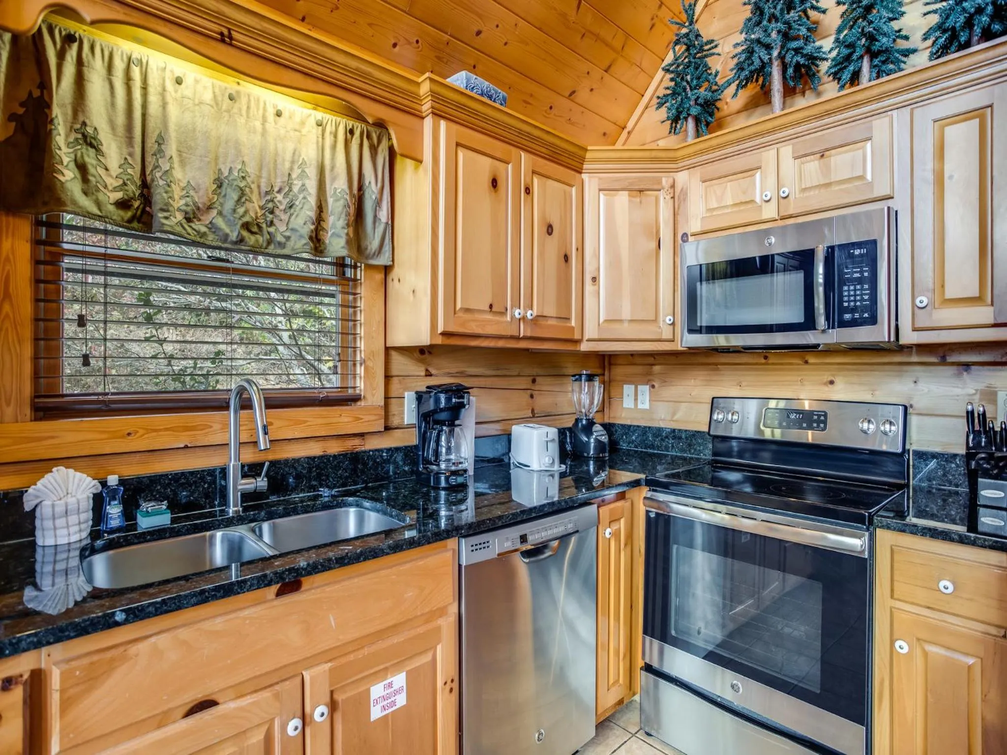 Kitchen or kitchenette in Saddle Ridge