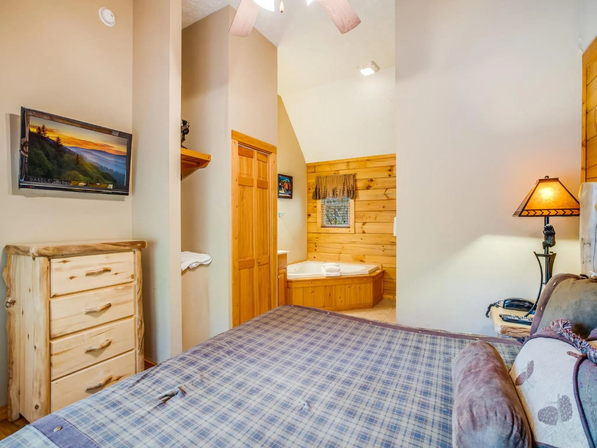 Bedroom, Bed in Saddle Ridge