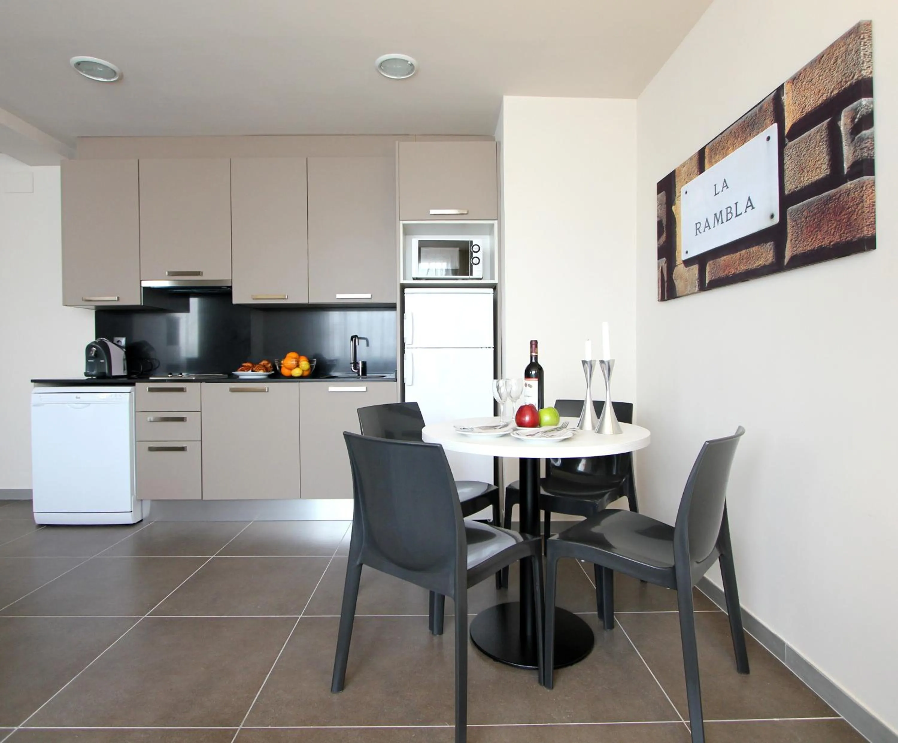 Kitchen or kitchenette in Pierre & Vacances Barcelona Sants