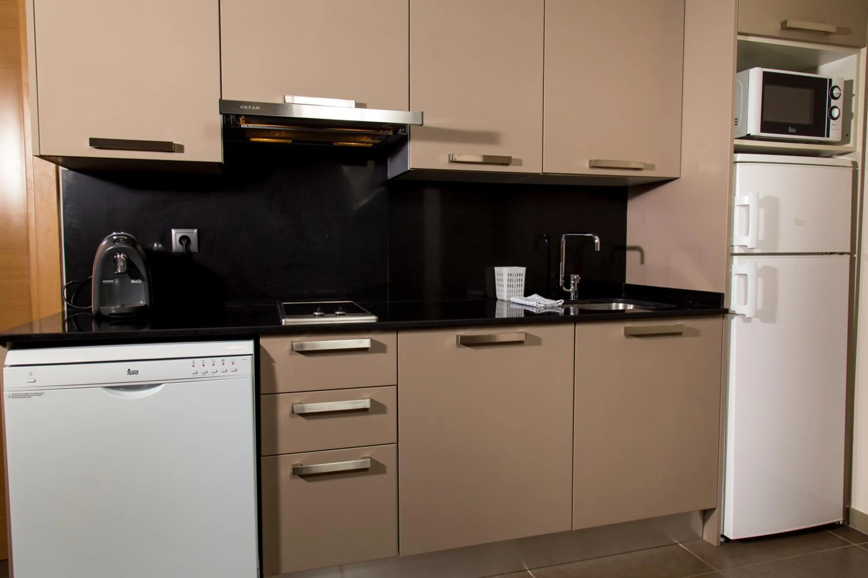 Kitchen or kitchenette in Pierre & Vacances Barcelona Sants