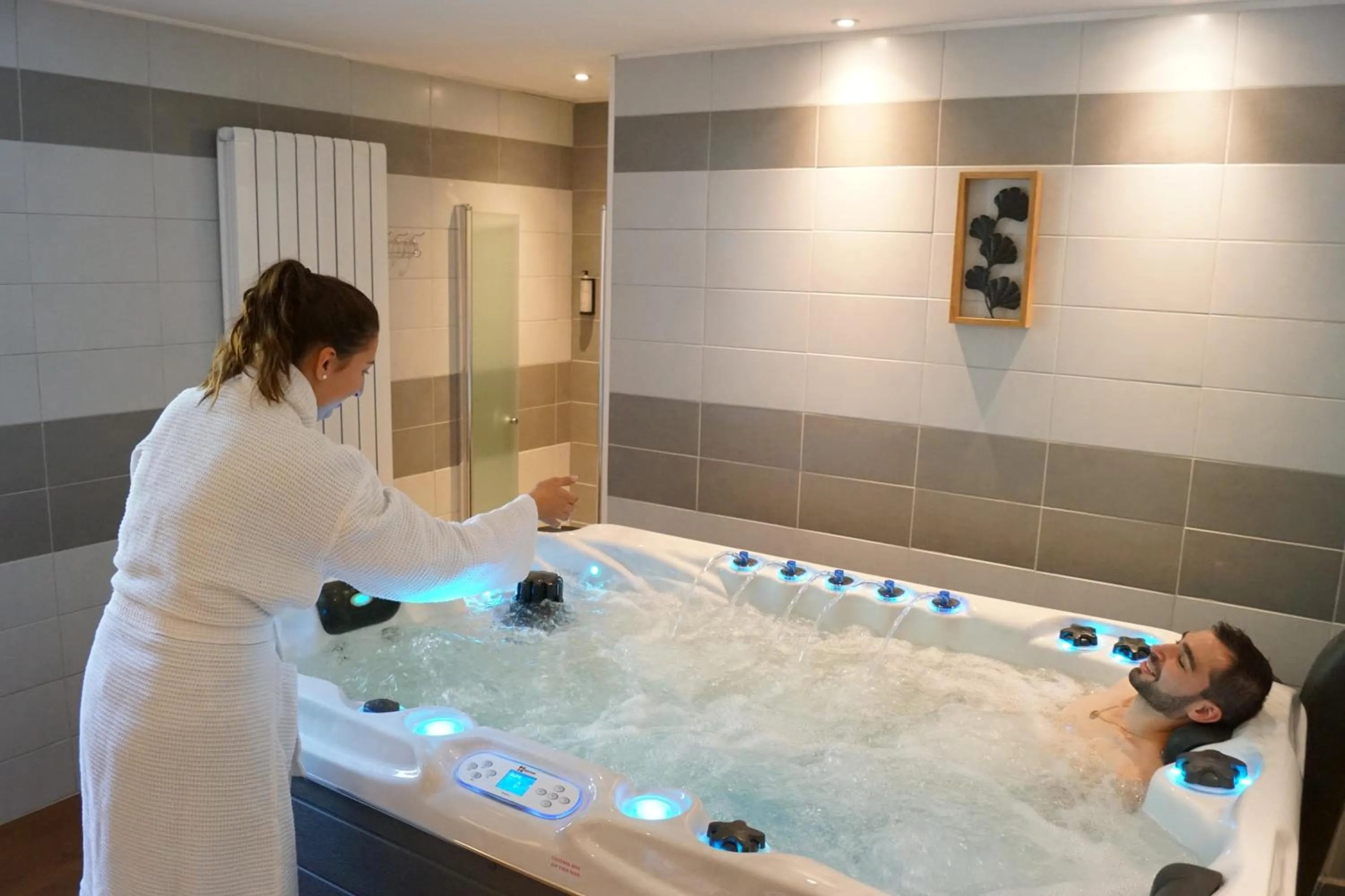 Swimming pool in Logis hôtel Aux Berges de l'Aveyron