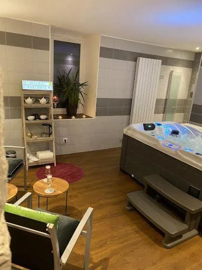 Spa and wellness centre/facilities in Logis hôtel Aux Berges de l'Aveyron