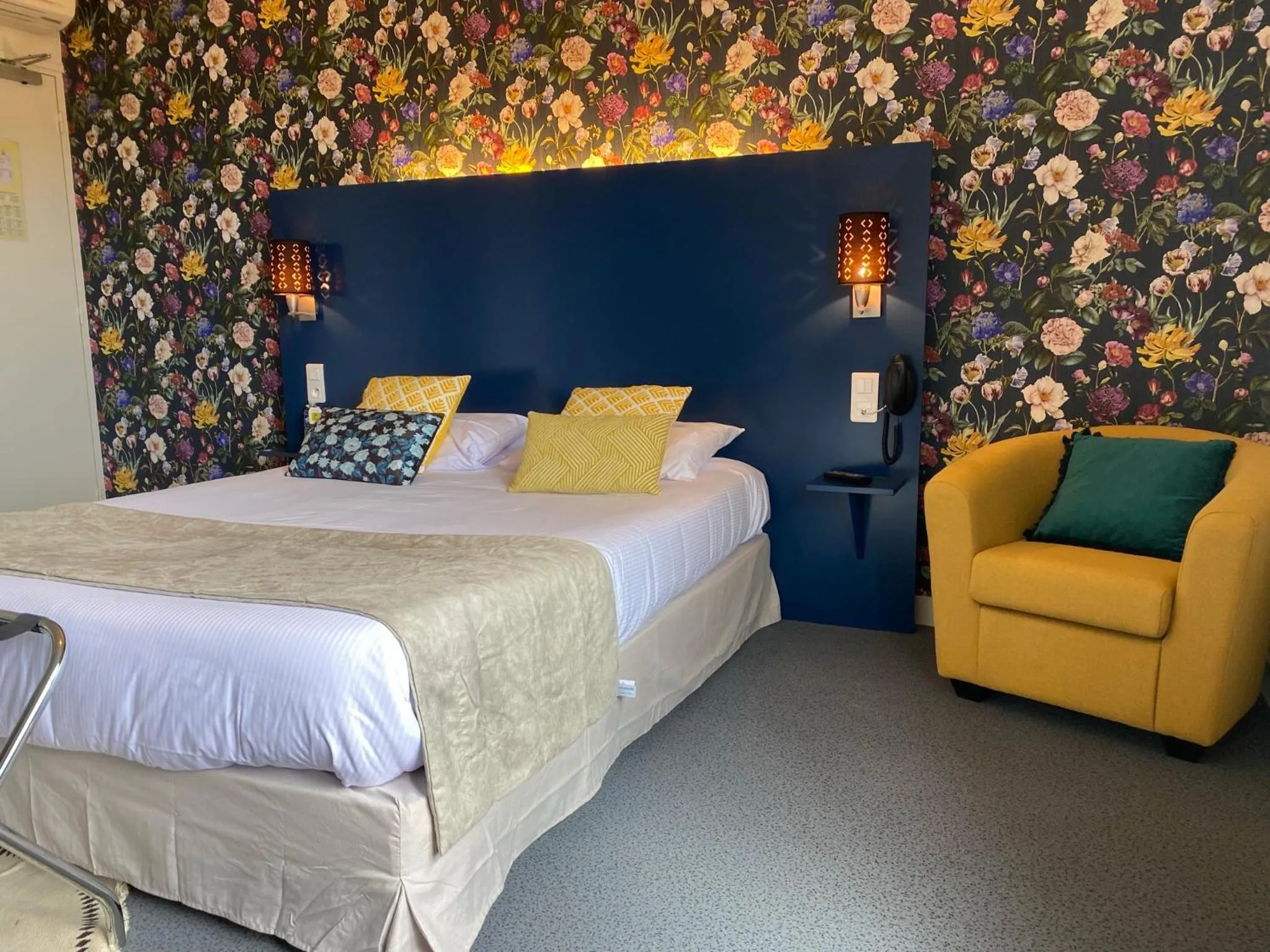 Bed in Logis hôtel Aux Berges de l'Aveyron