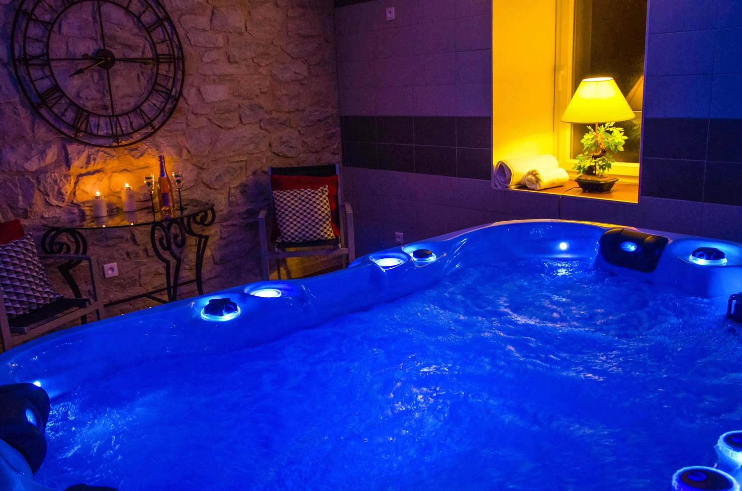 Hot Tub in Logis hôtel Aux Berges de l'Aveyron