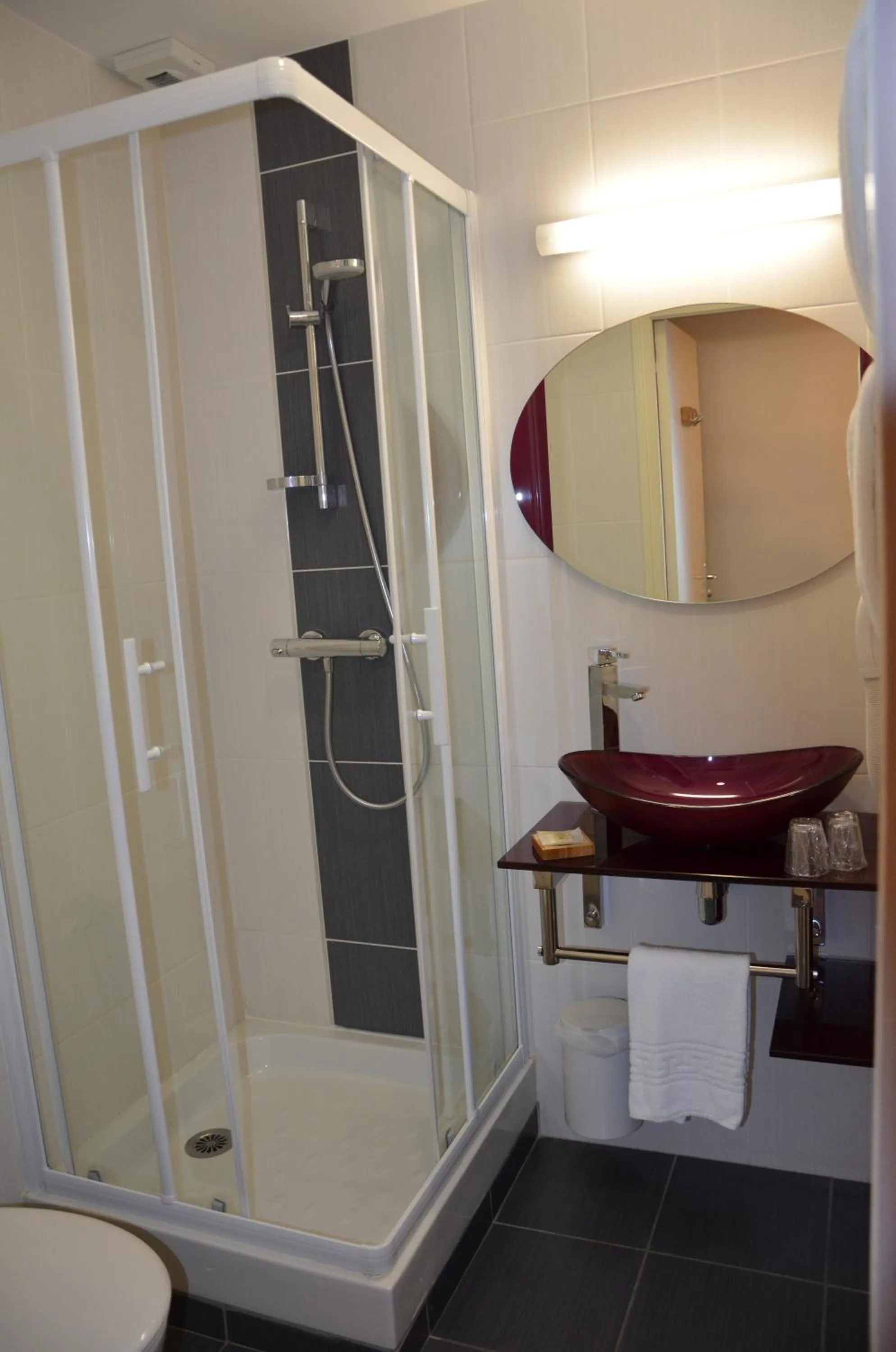 Bathroom in Logis hôtel Aux Berges de l'Aveyron