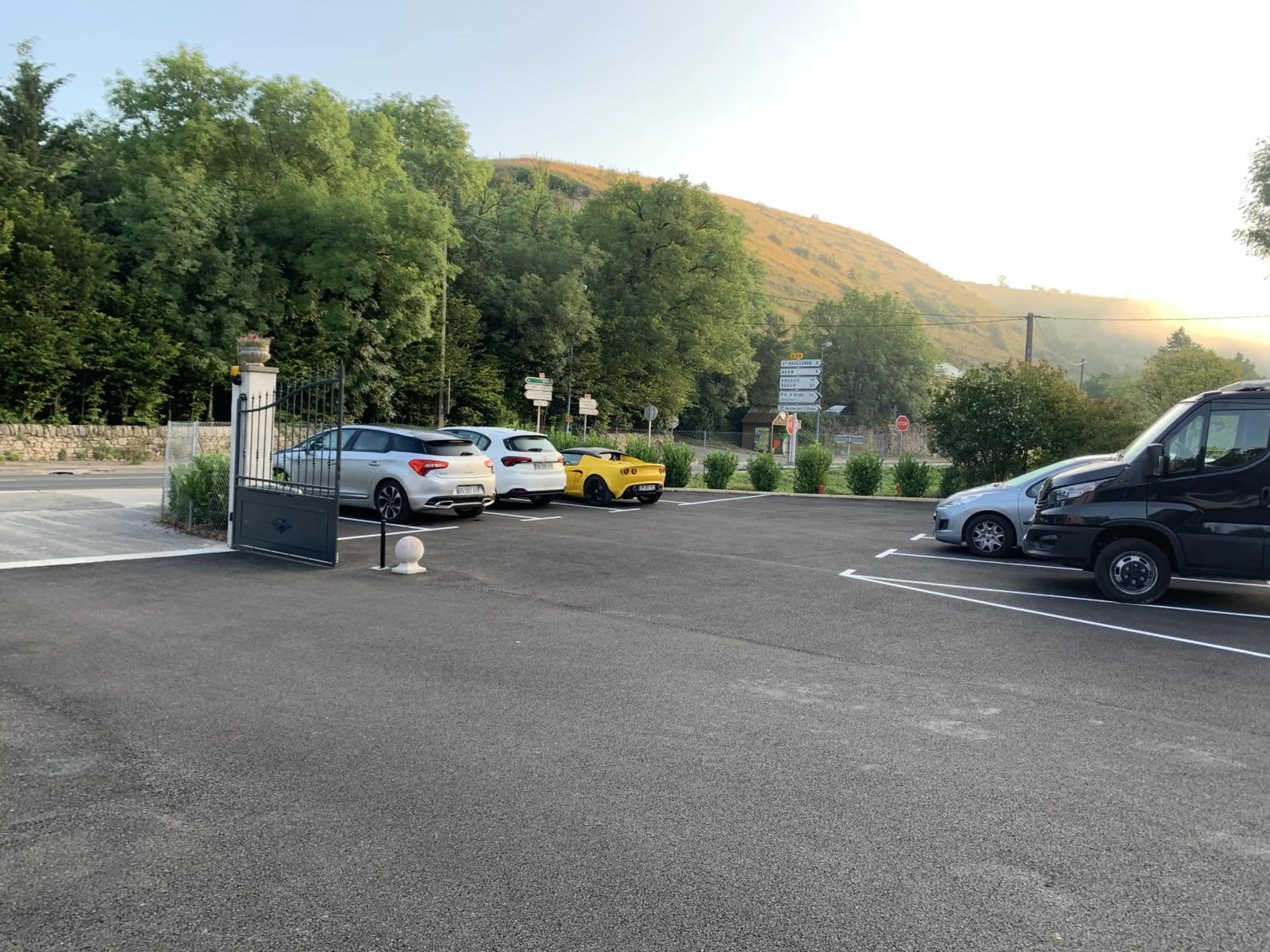 Parking in Logis hôtel Aux Berges de l'Aveyron