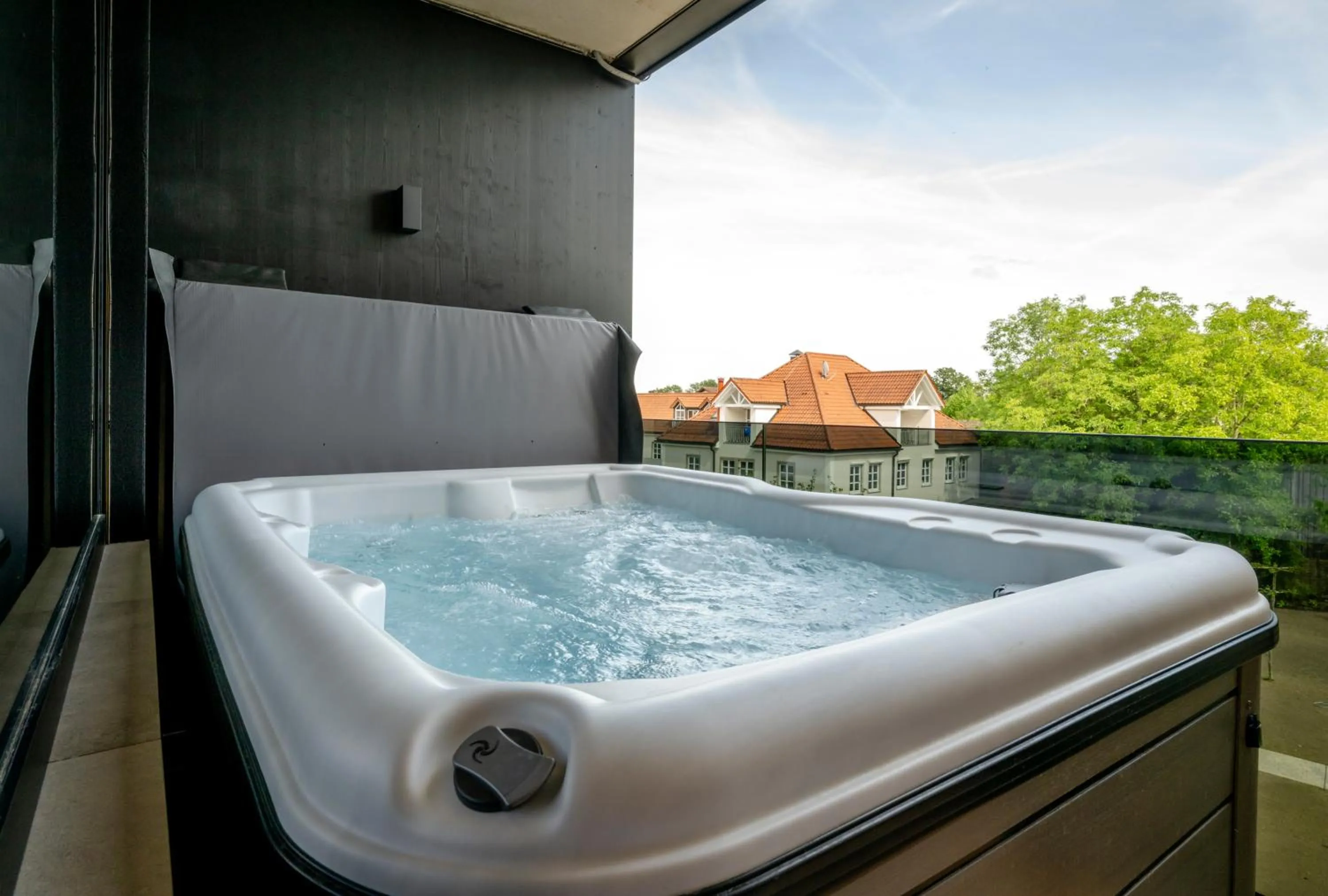 Hot Tub in Wellness & Thermal Retreat Das Mühlbach