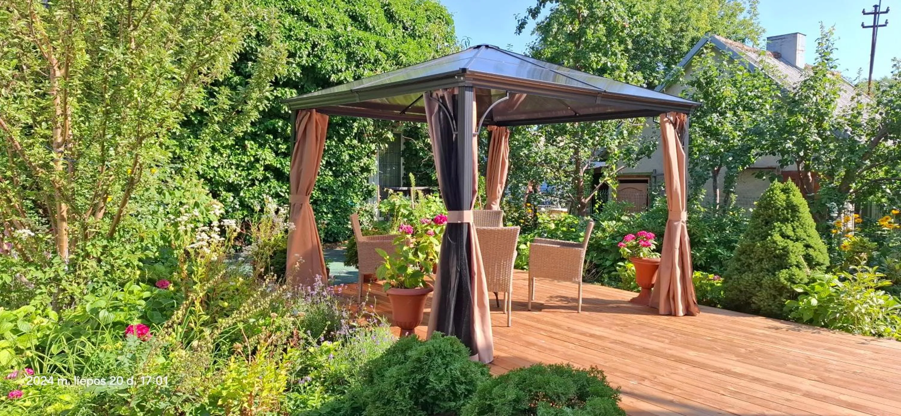 Apartamentai šalia baseino