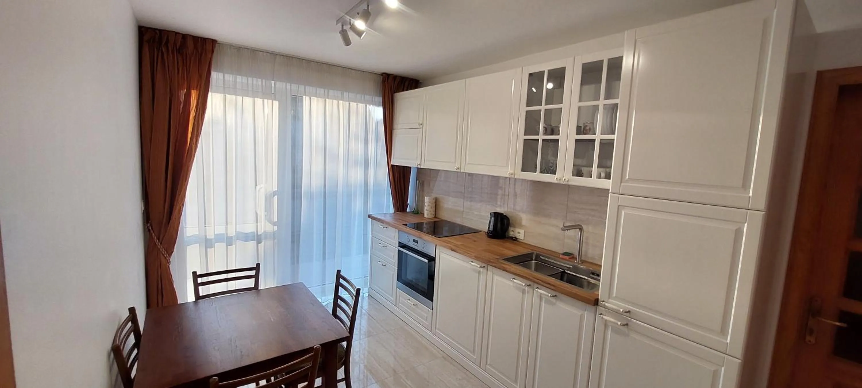 Apartamentai šalia baseino
