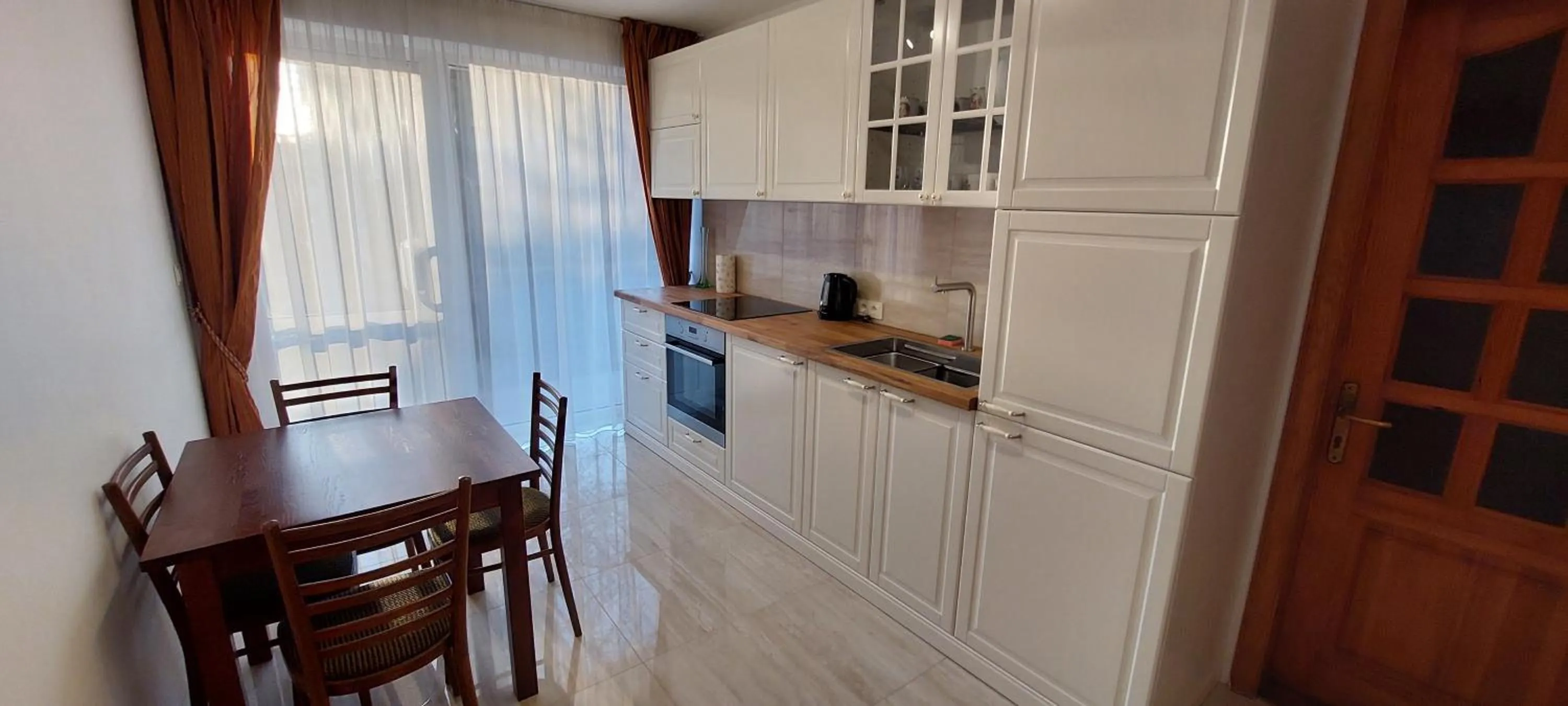 Apartamentai šalia baseino