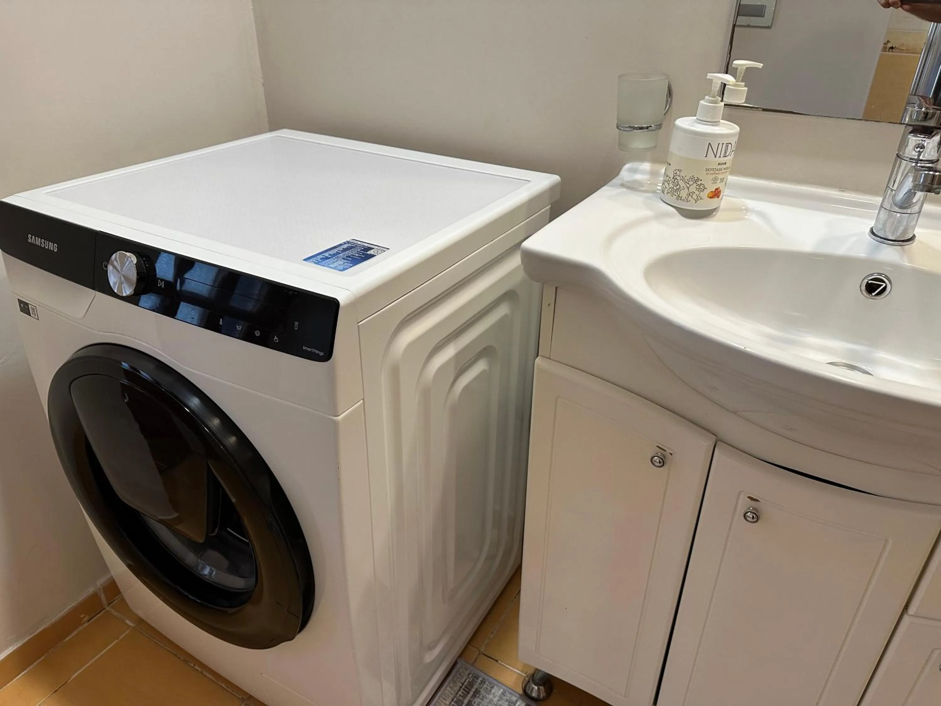 Apartamentai šalia baseino