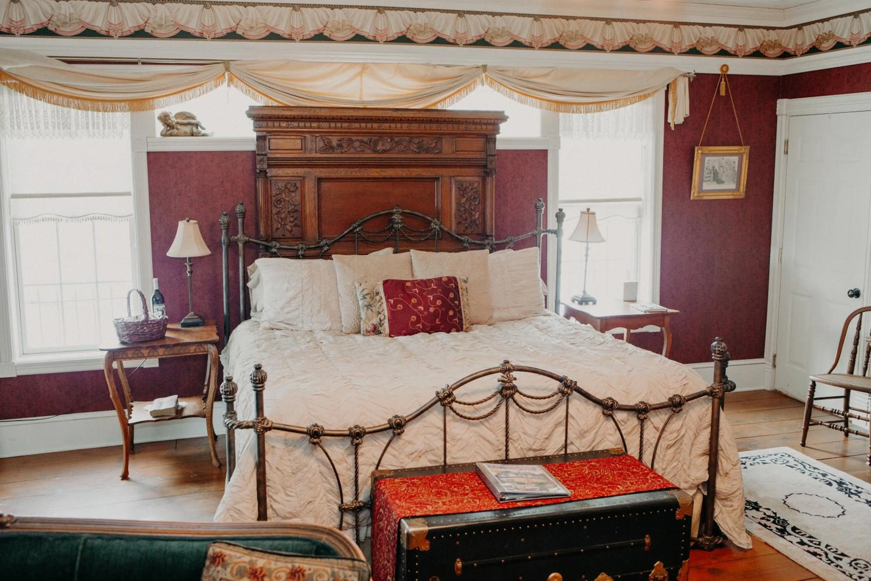 Bed in Aurora Staples Inn