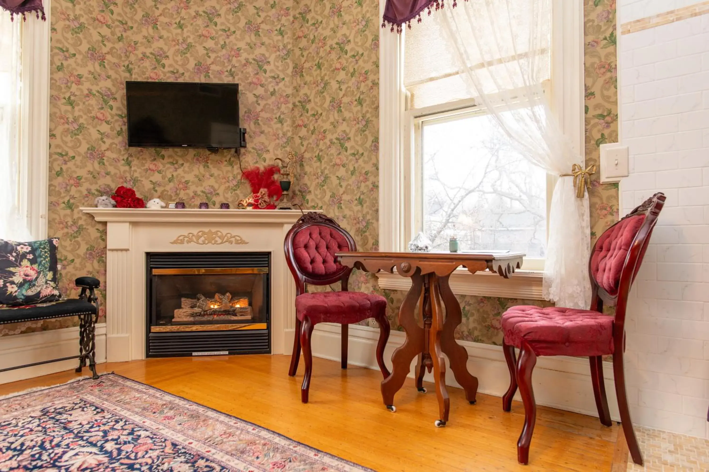 Queen Suite in Aurora Staples Inn Queen Suite in Aurora Staples Inn