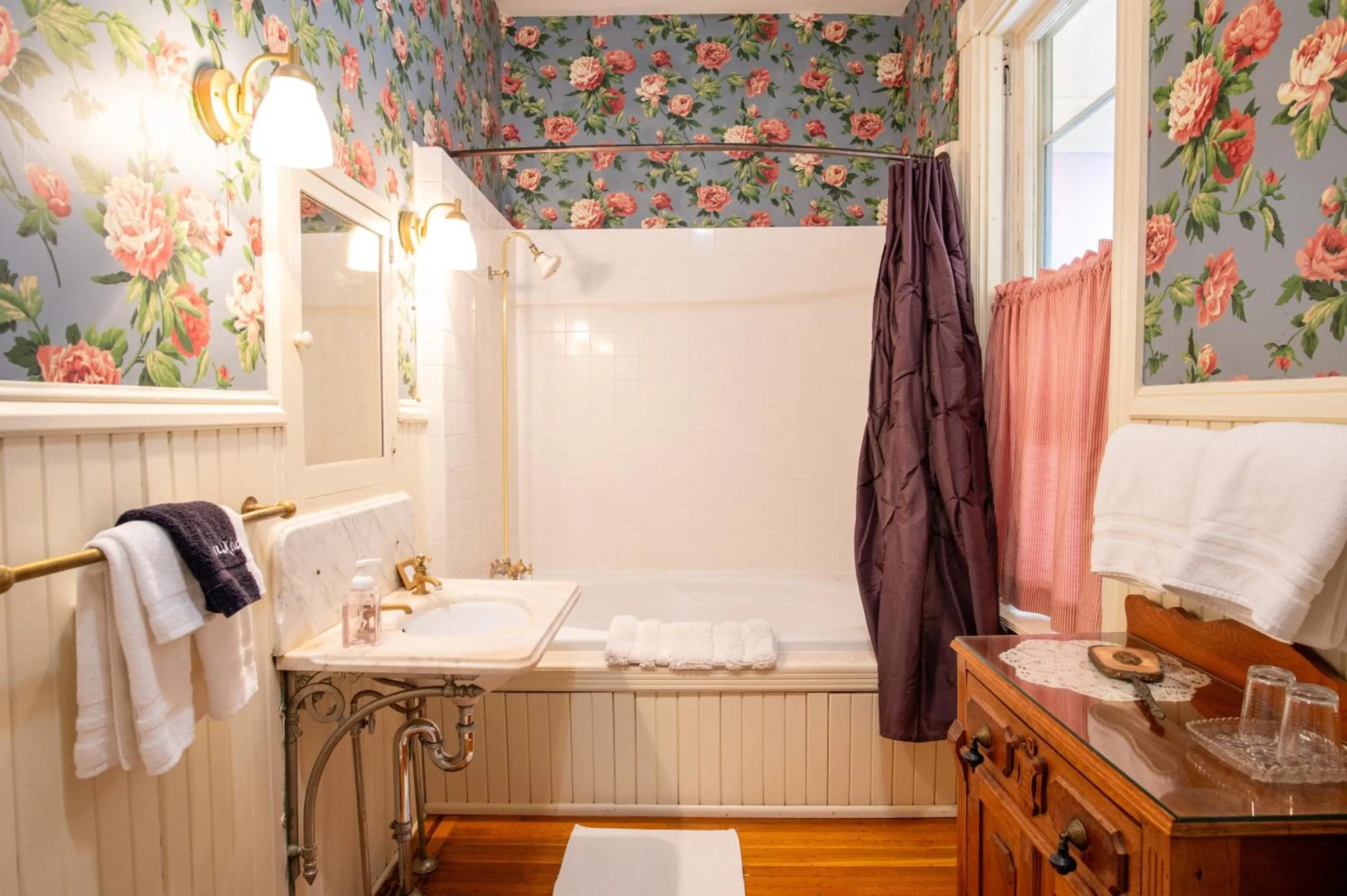 Bed in Aurora Staples Inn