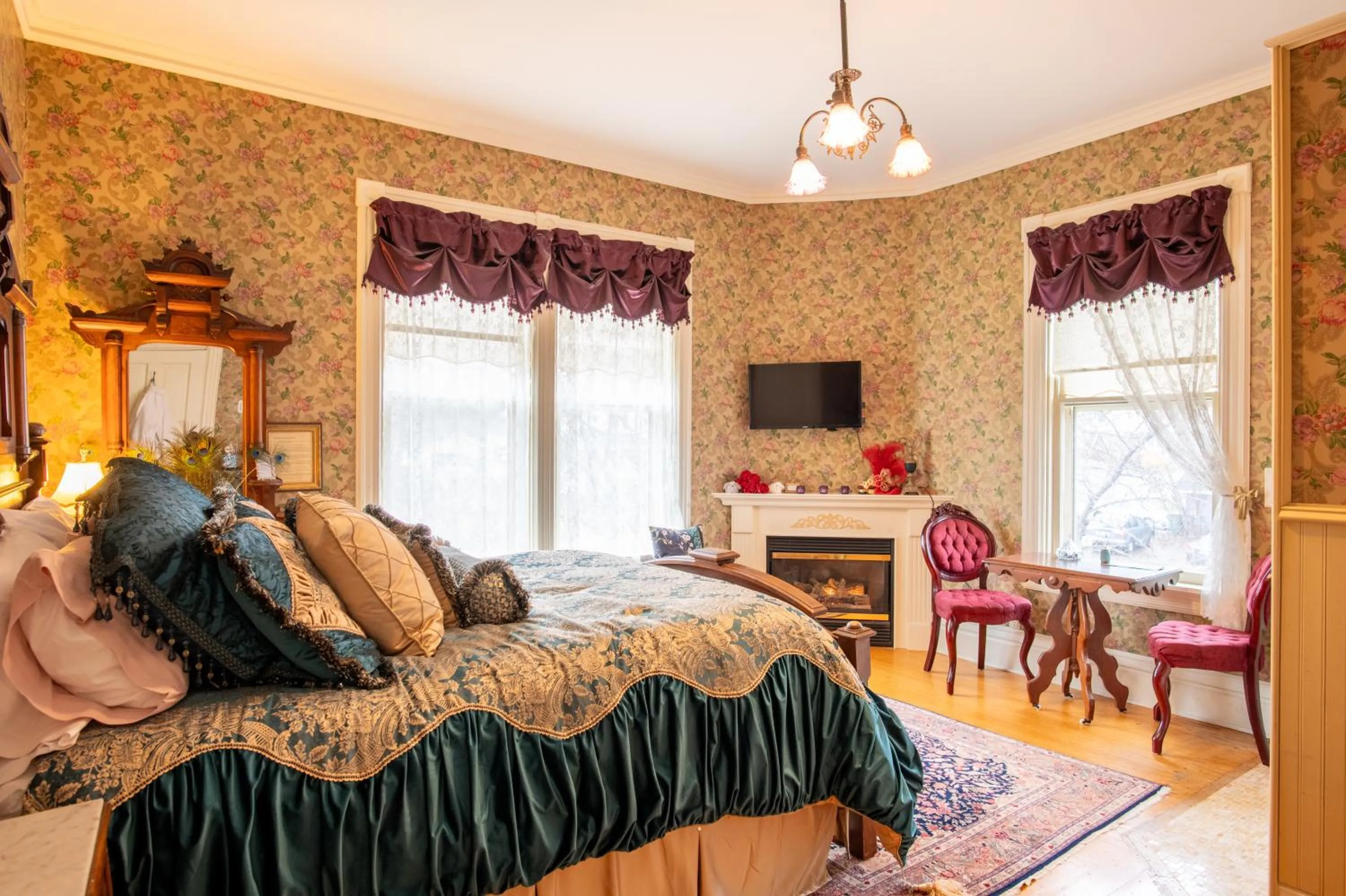 Bed in Aurora Staples Inn