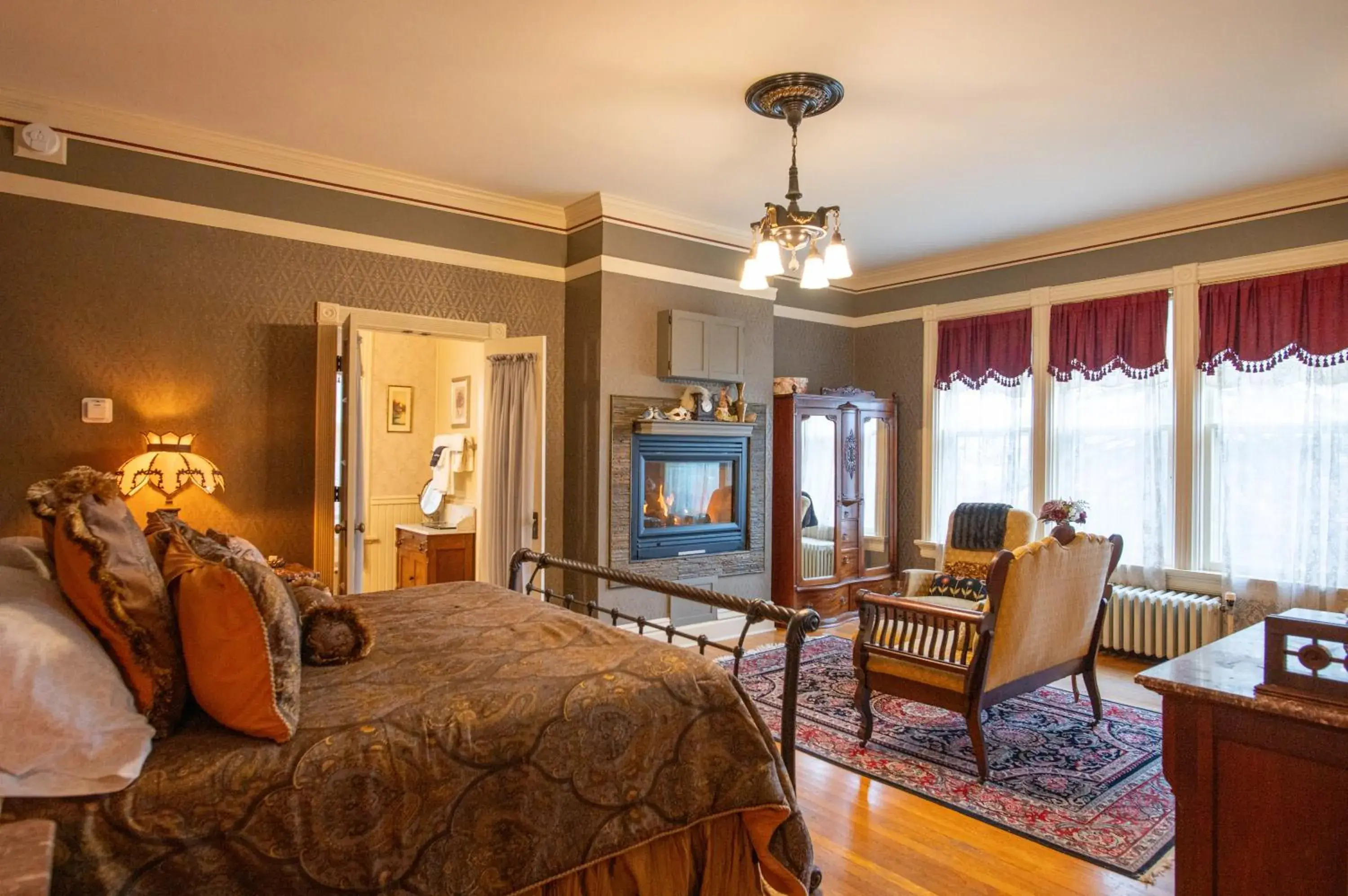 King Suite in Aurora Staples Inn King Suite in Aurora Staples Inn