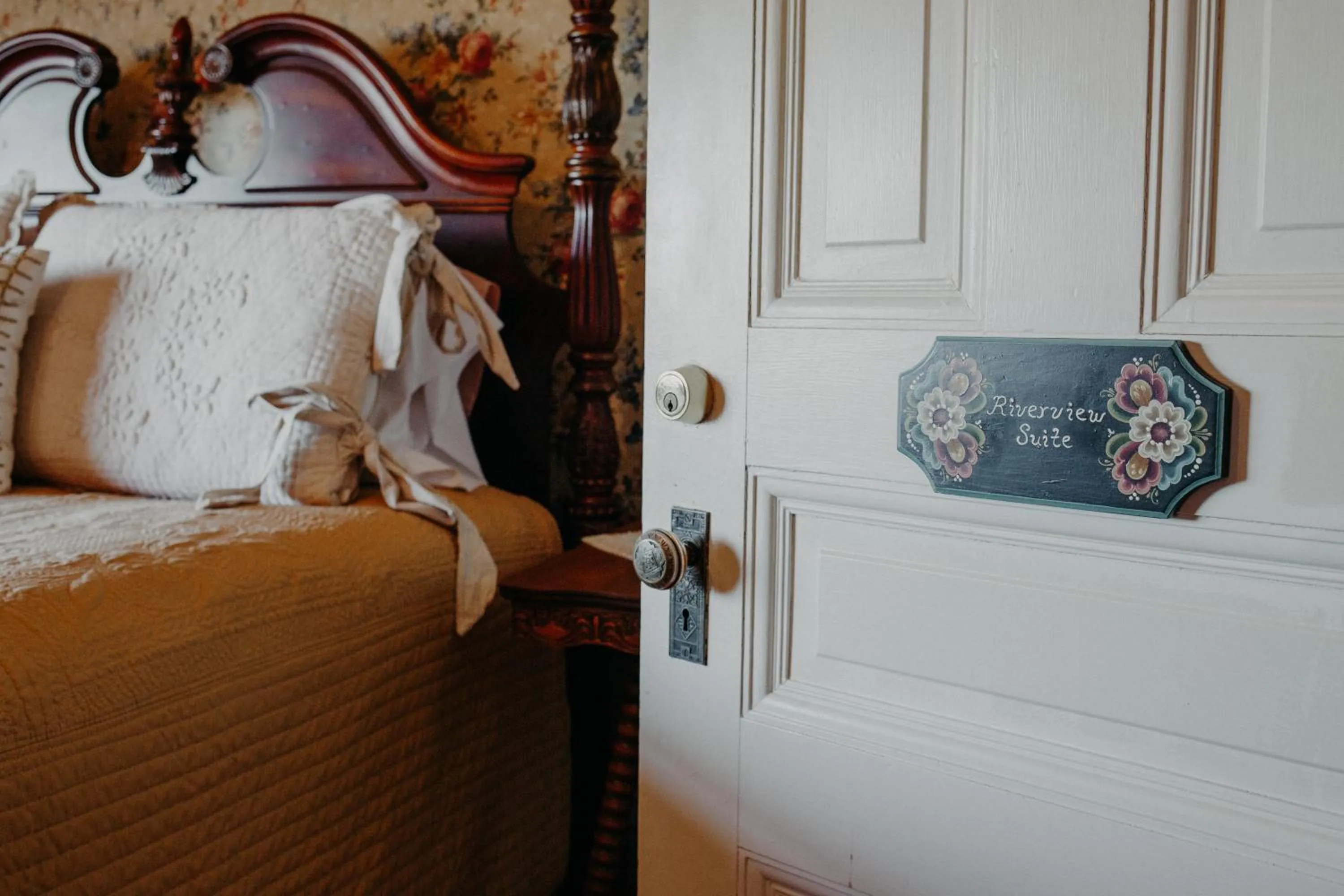 Bed in Aurora Staples Inn