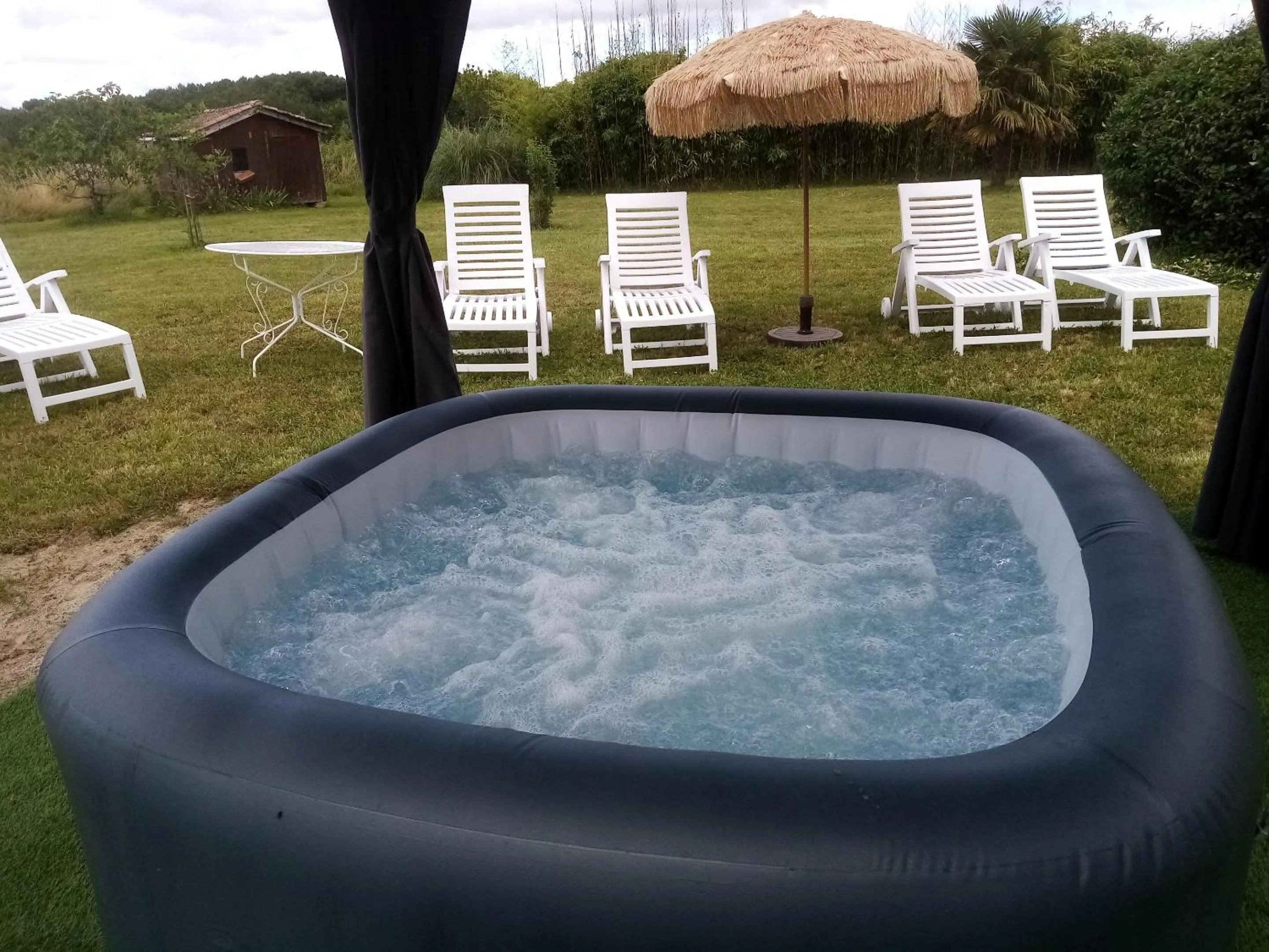 Hot Tub in Chambres d'Hôtes Domaine du Bouchon