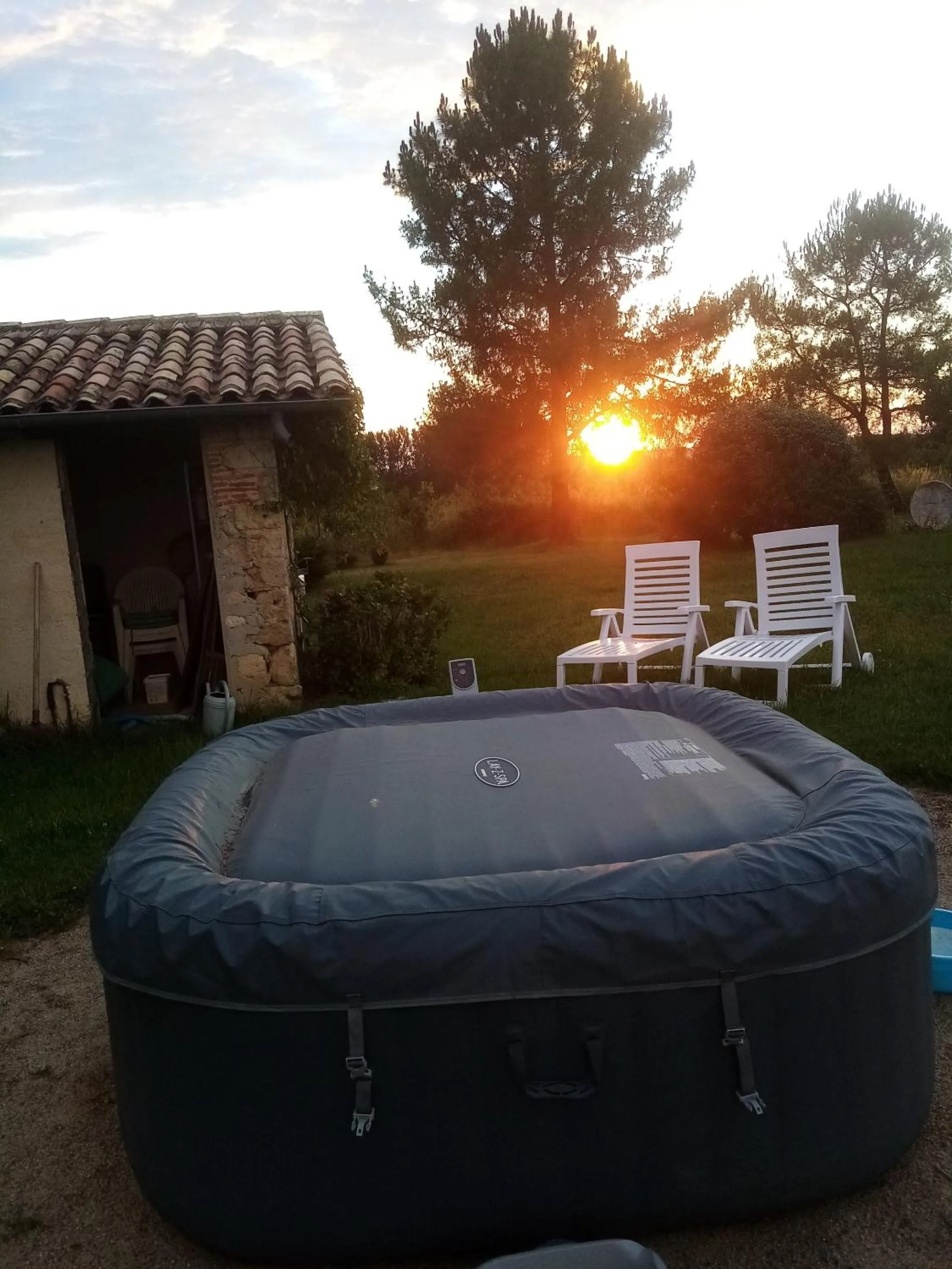 Hot Tub in Chambres d'Hôtes Domaine du Bouchon