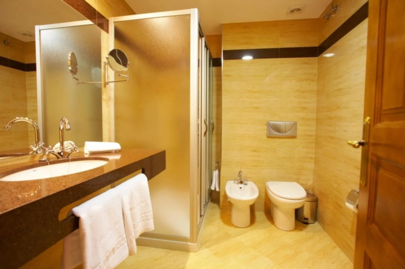 Shower in Hotel Vila do Val