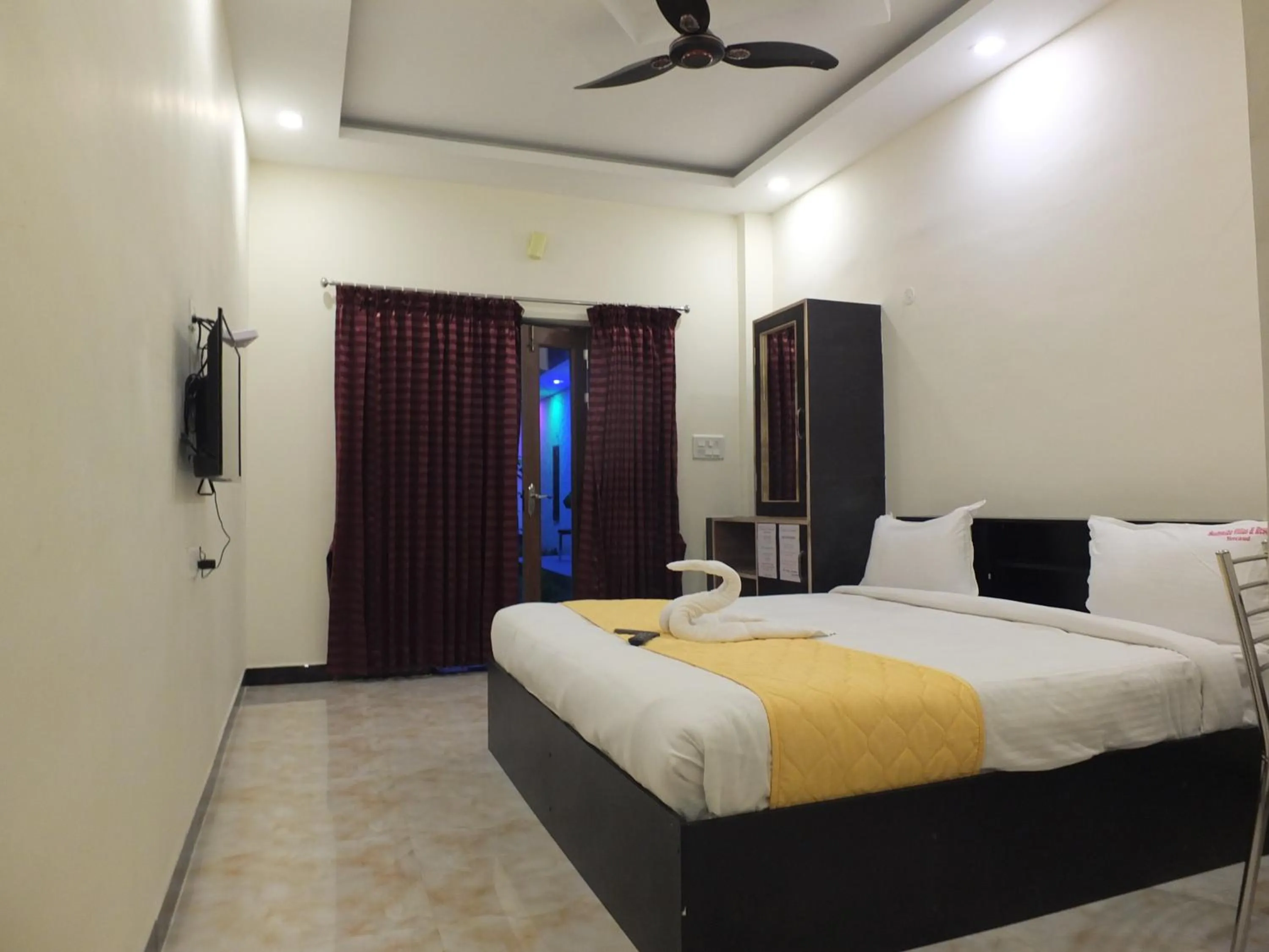 Bed in Sushmika Resorts Inn