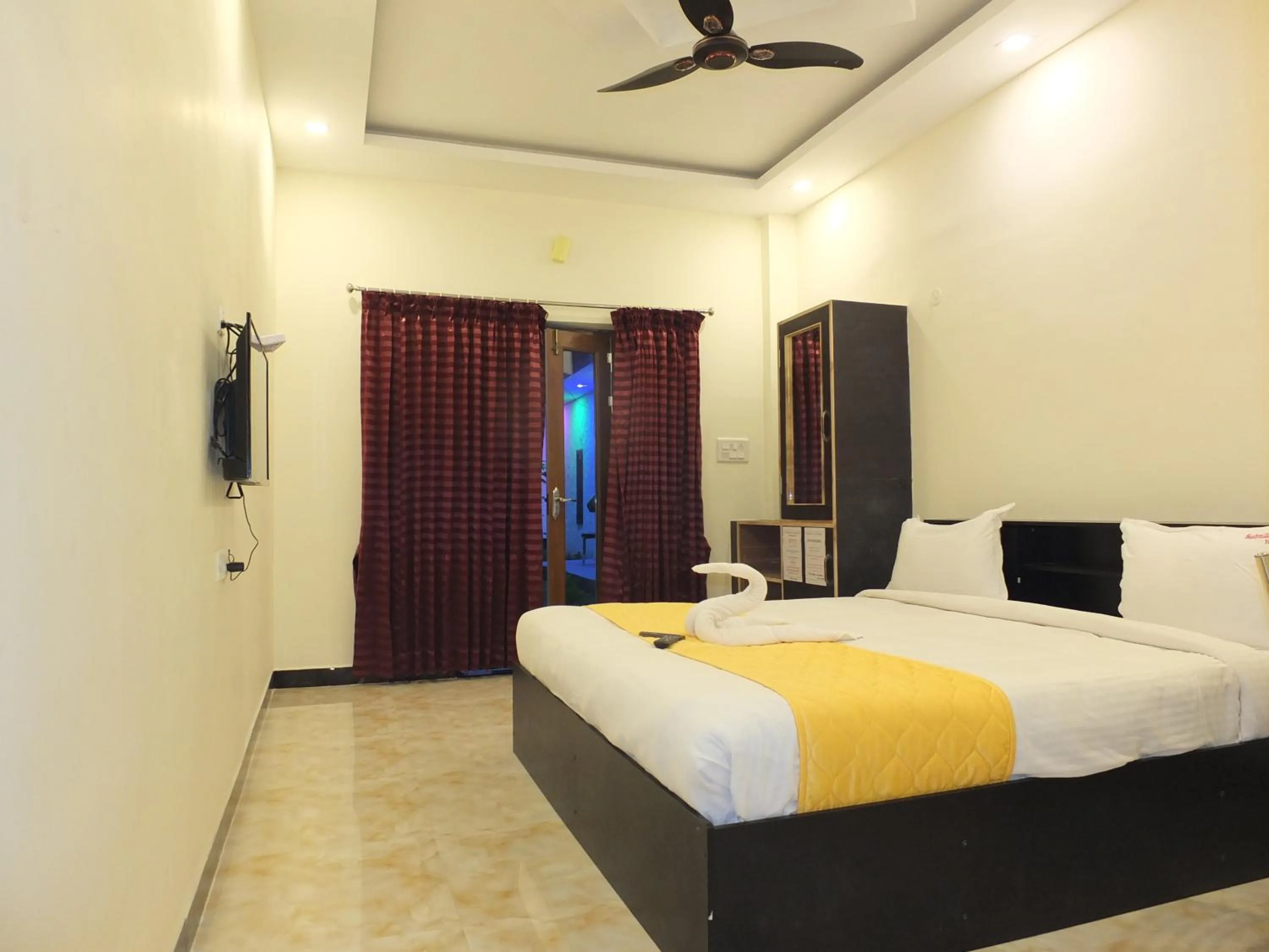 Bed in Sushmika Resorts Inn