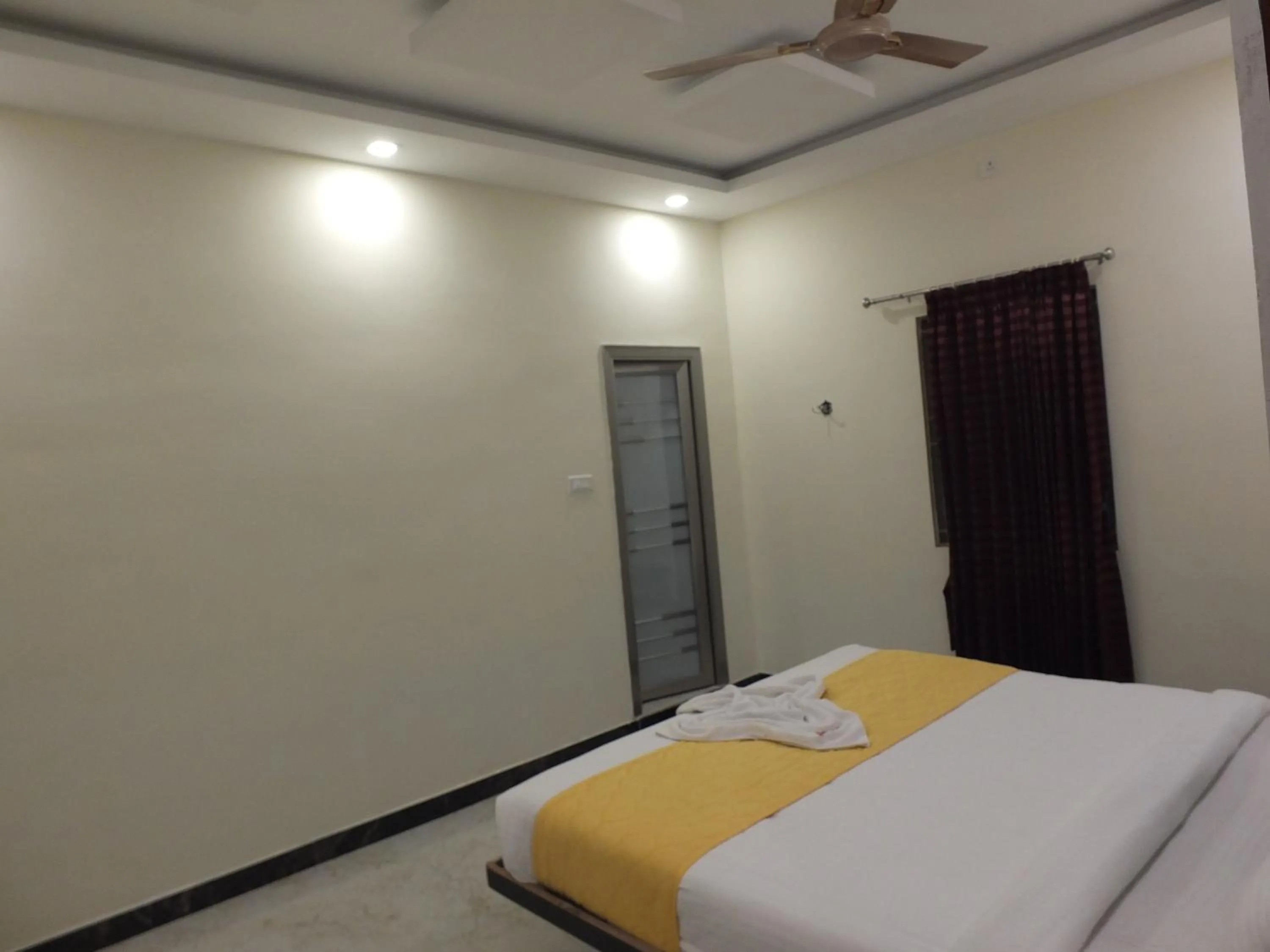 Bed in Sushmika Resorts Inn