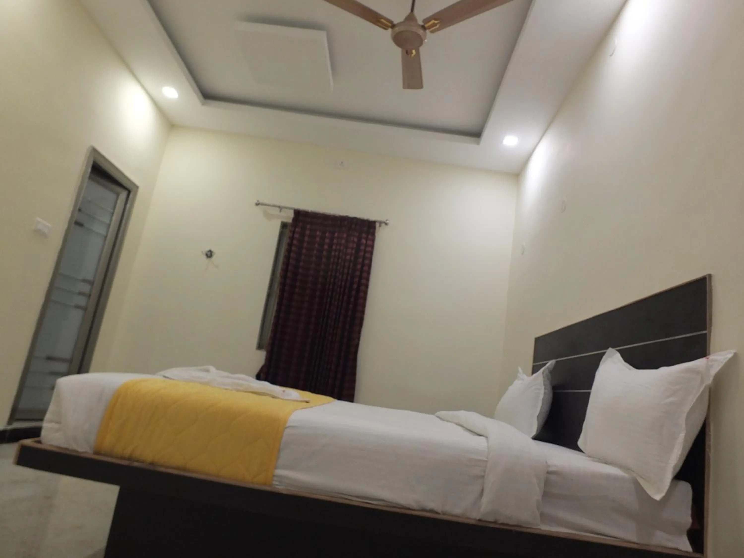 Bed in Sushmika Resorts Inn