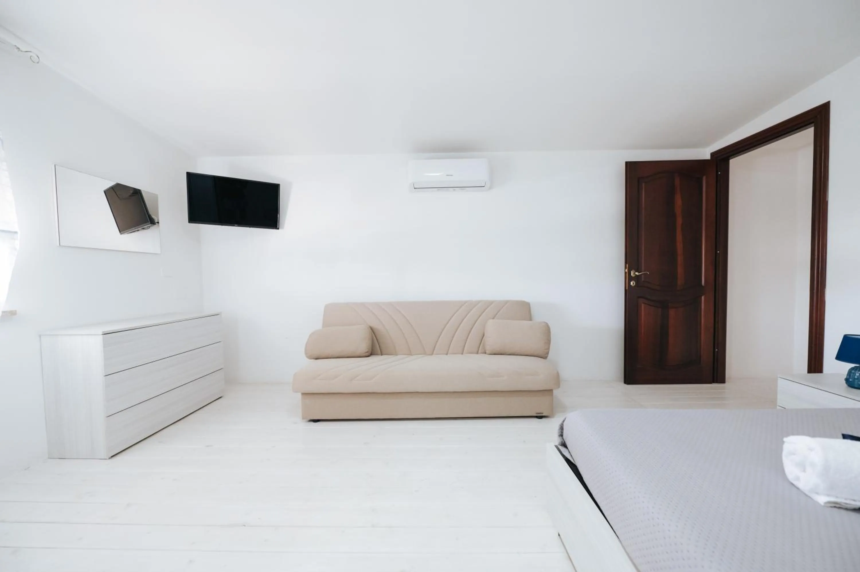 Communal lounge/ TV room, Bed in Gioema