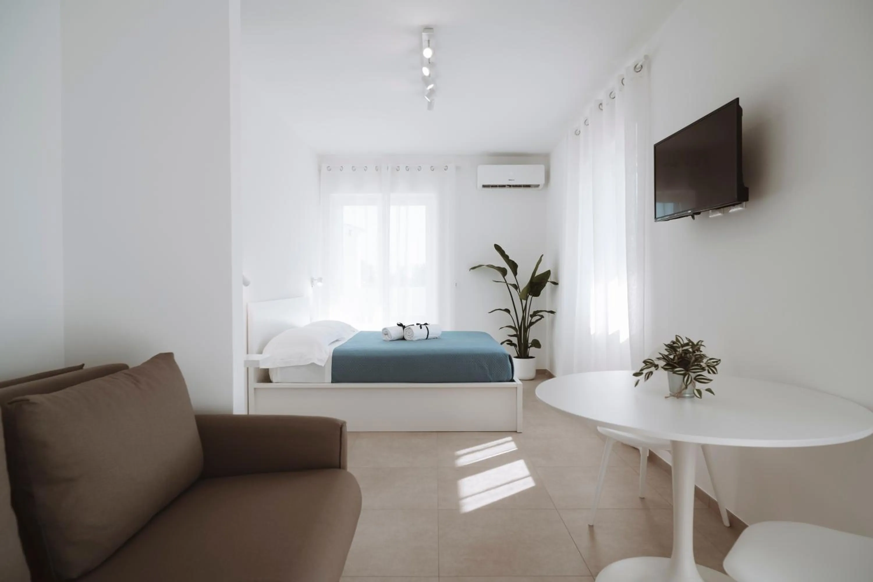 Communal lounge/ TV room, Bed in Gioema