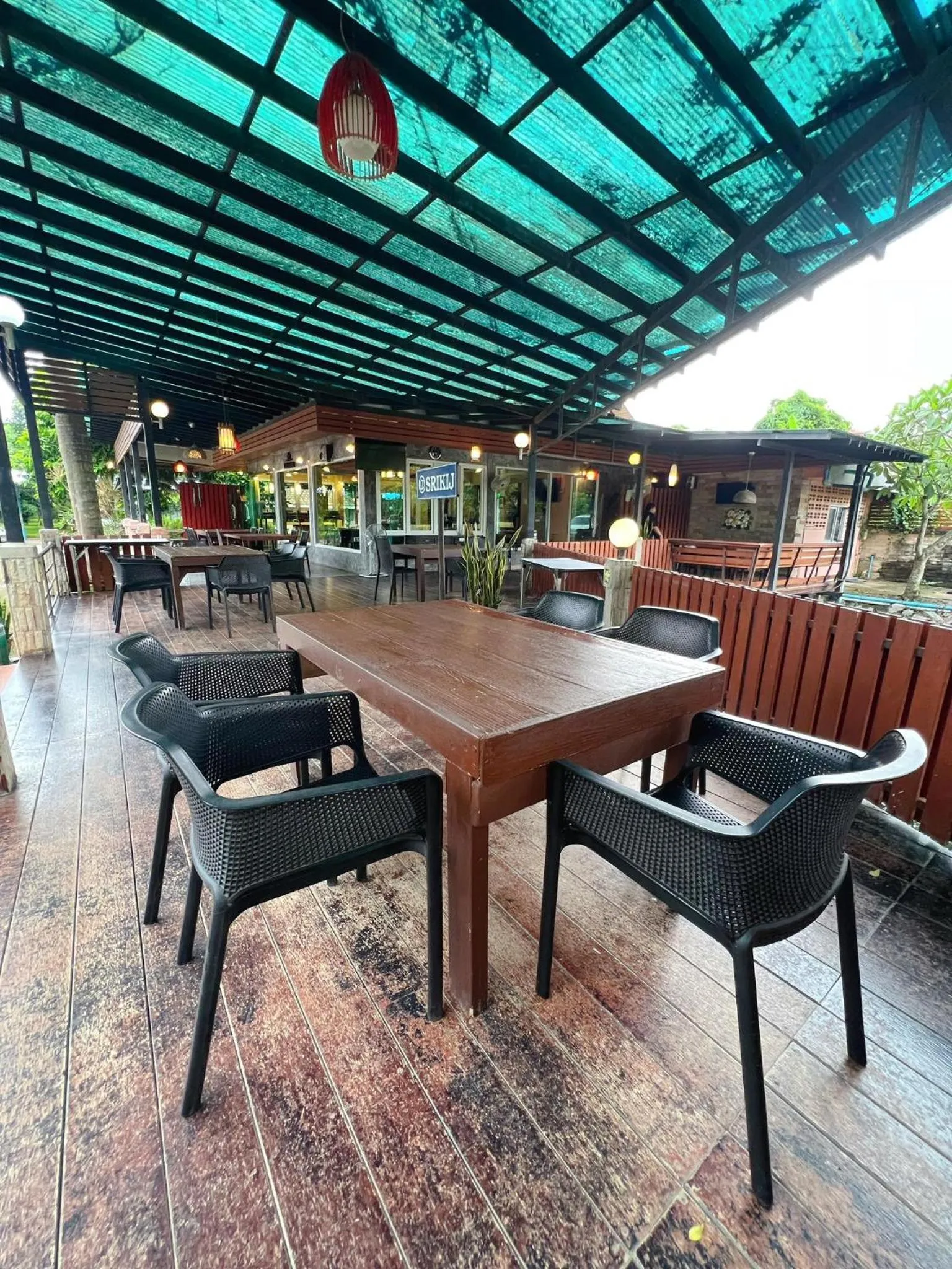 Restaurant/places to eat in Srikij GardenHome Resort