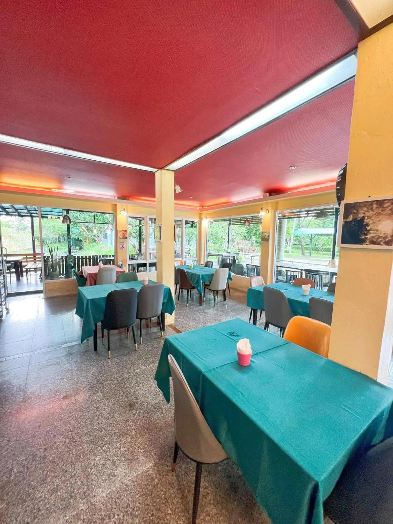 Restaurant/places to eat in Srikij GardenHome Resort