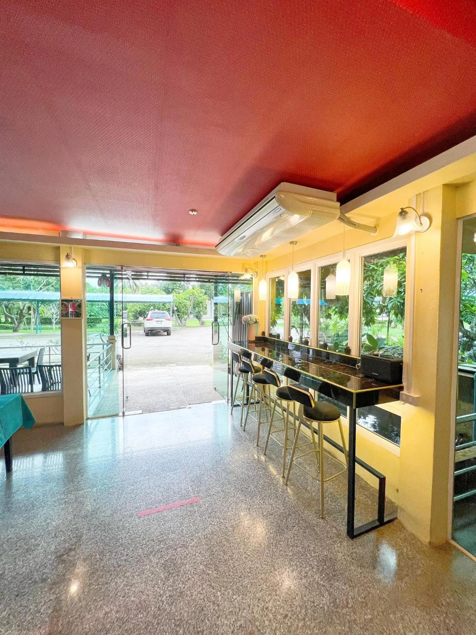 Communal lounge/ TV room in Srikij GardenHome Resort