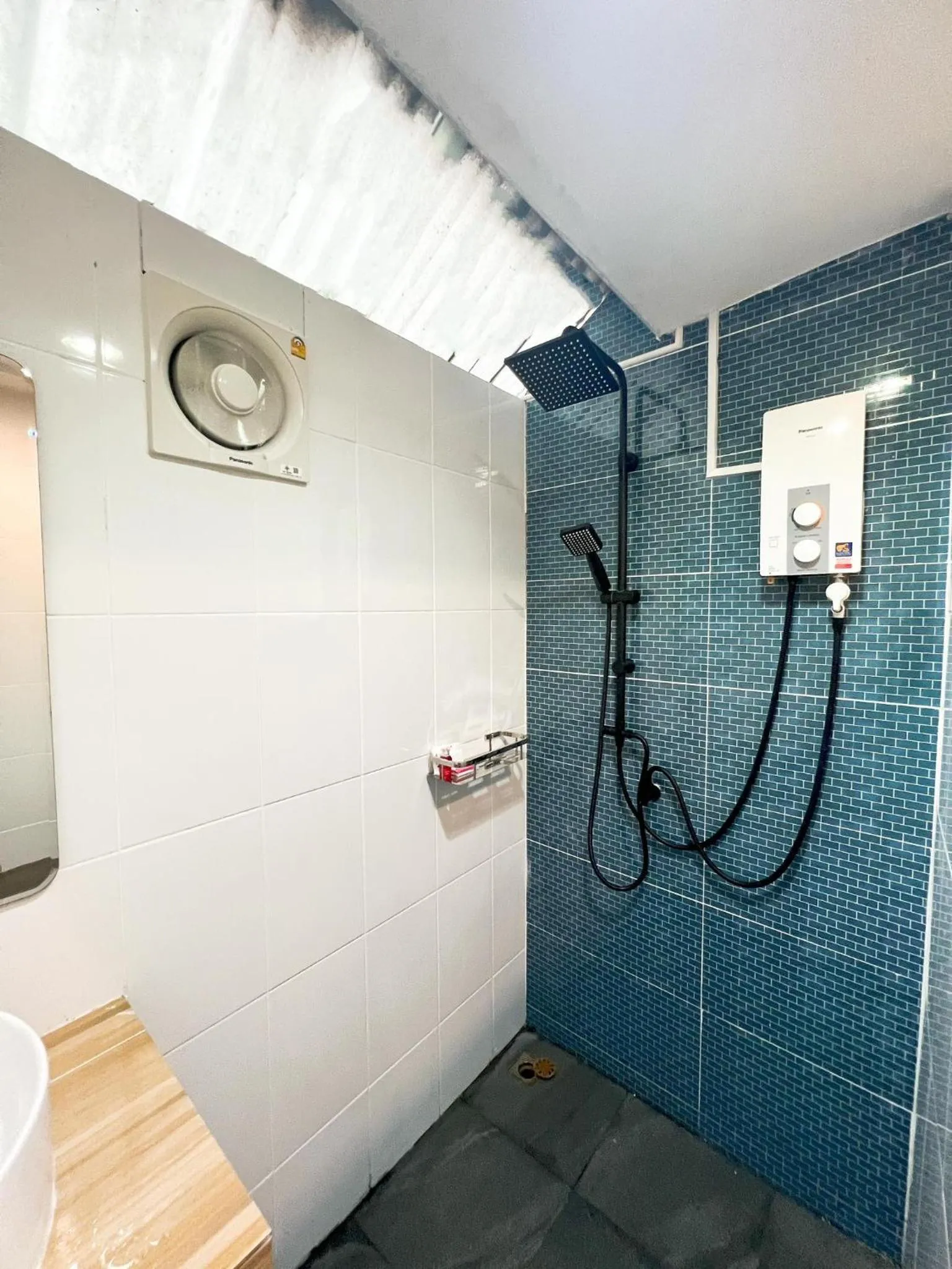 Shower in Srikij GardenHome Resort