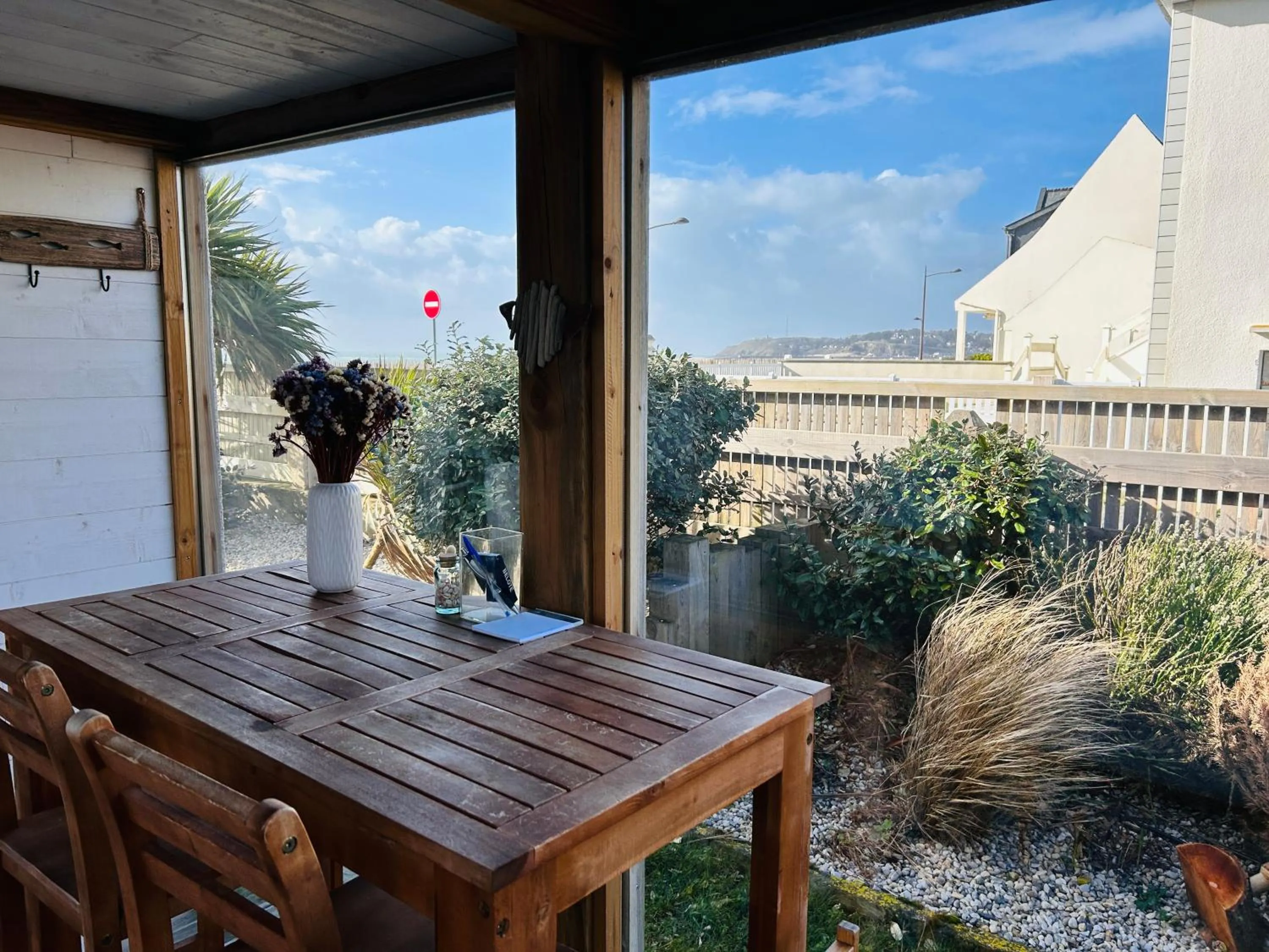 Street view in "La Cabine" côté mer et côté jardin à la VILLA PLEIN VENT