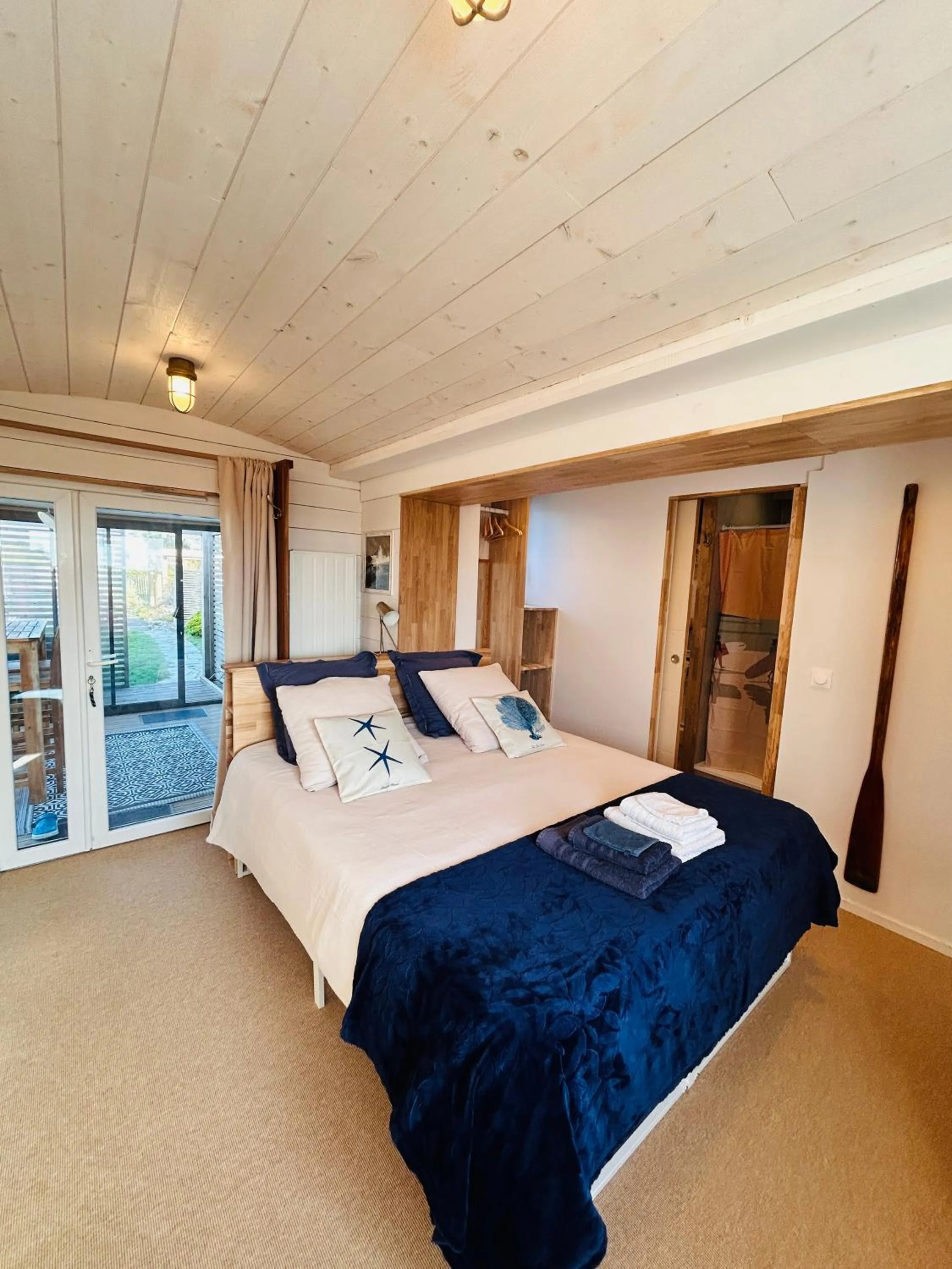 Photo of the whole room, Bed in "La Cabine" côté mer et côté jardin à la VILLA PLEIN VENT