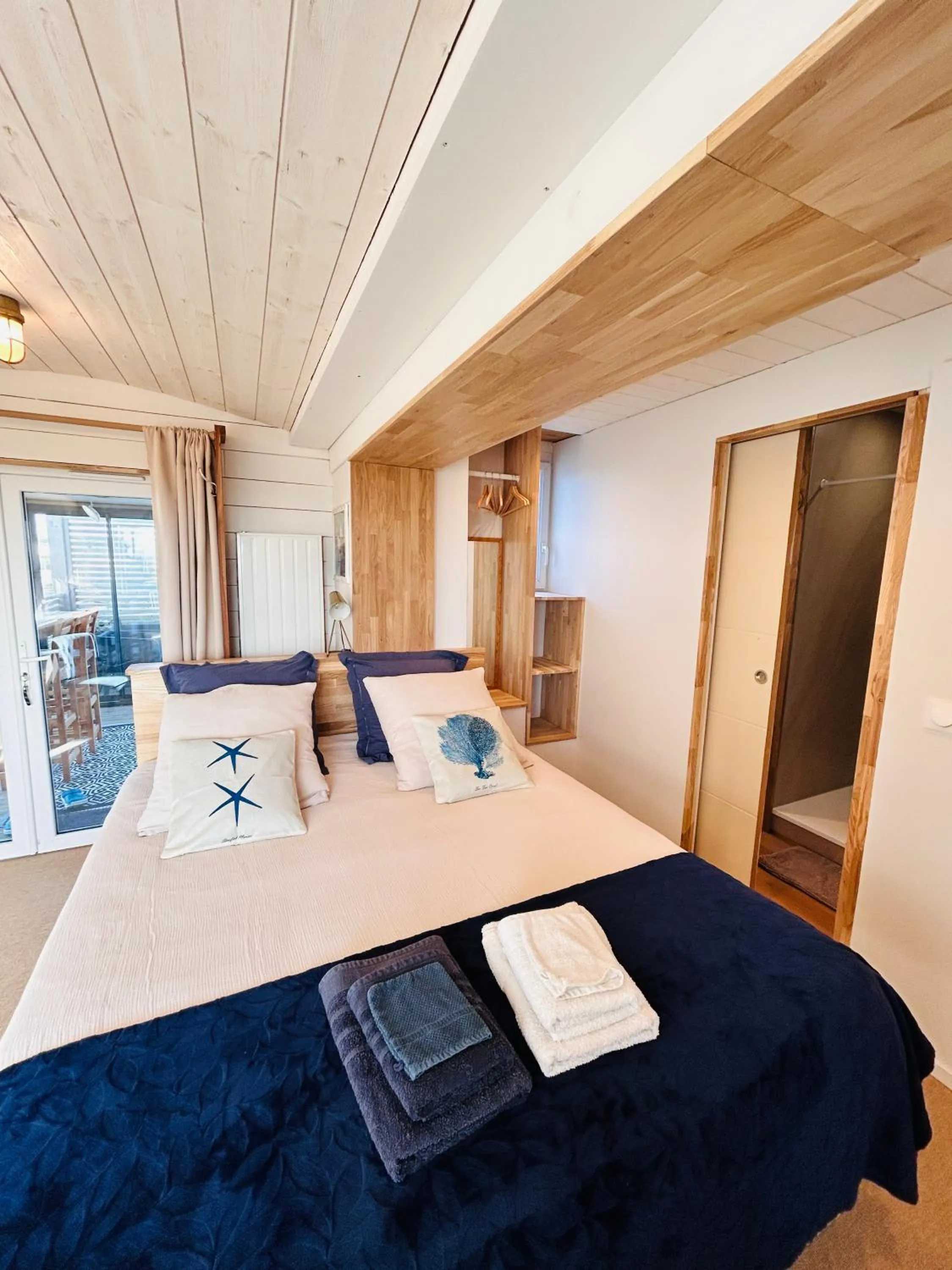 Photo of the whole room, Bed in "La Cabine" côté mer et côté jardin à la VILLA PLEIN VENT