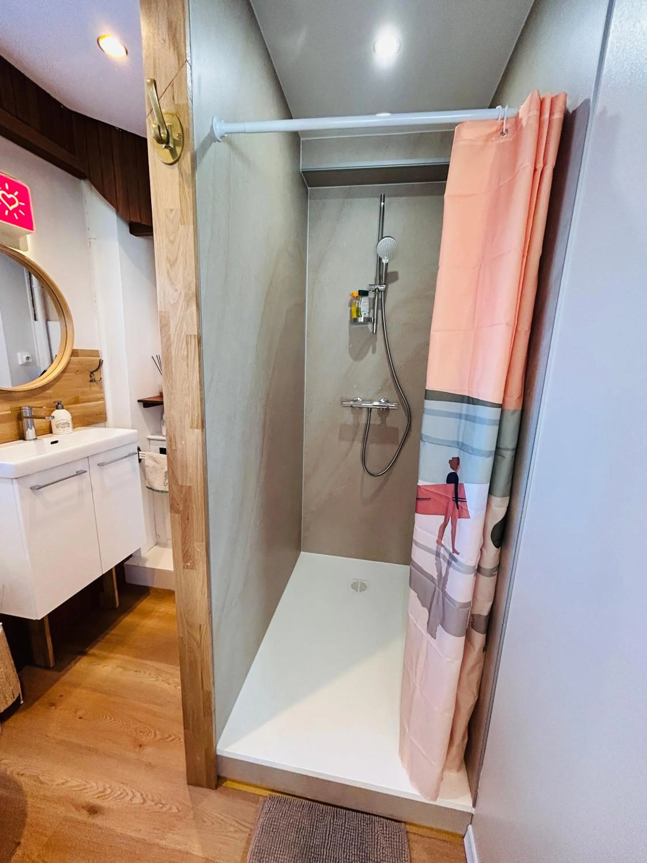 Shower, Bed in "La Cabine" côté mer et côté jardin à la VILLA PLEIN VENT