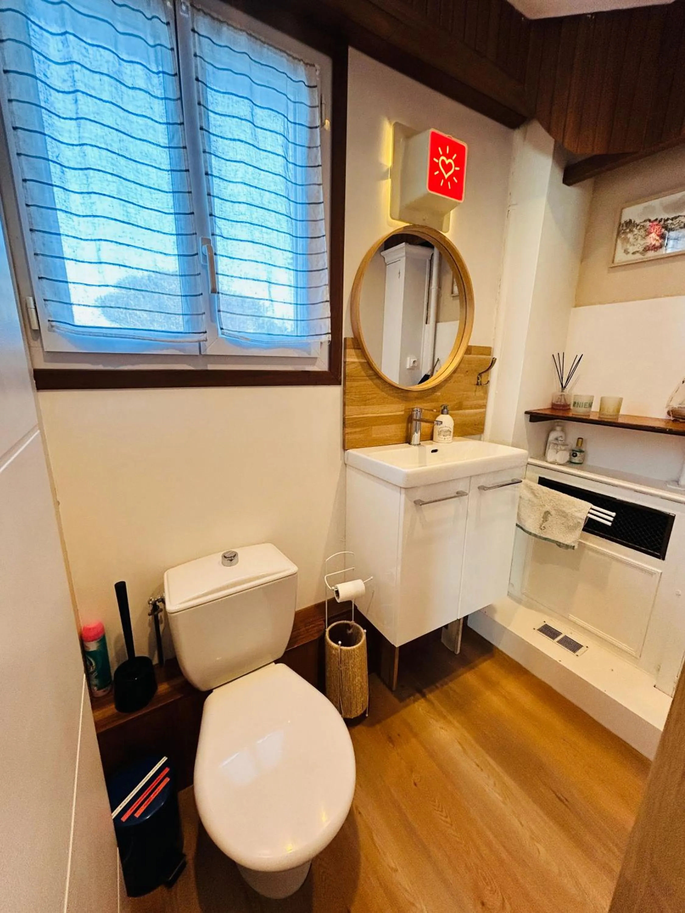 Toilet in "La Cabine" côté mer et côté jardin à la VILLA PLEIN VENT